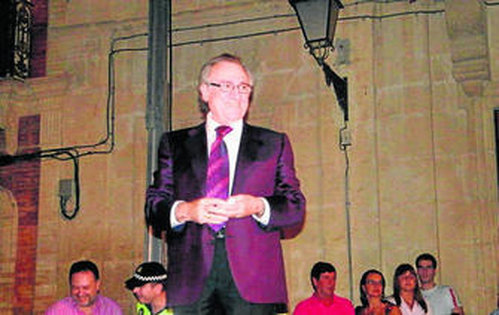 El famoso cantante Manolo Escobar, que rodó dos películas en el pueblo, durante una de sus últimas visitas.