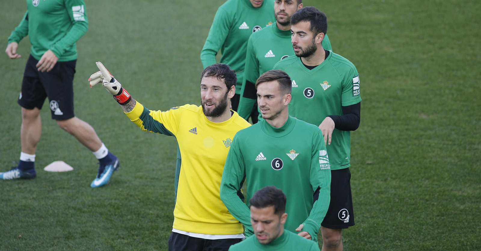 Fabián, junto al meta Dani Giménez en el entrenamiento.