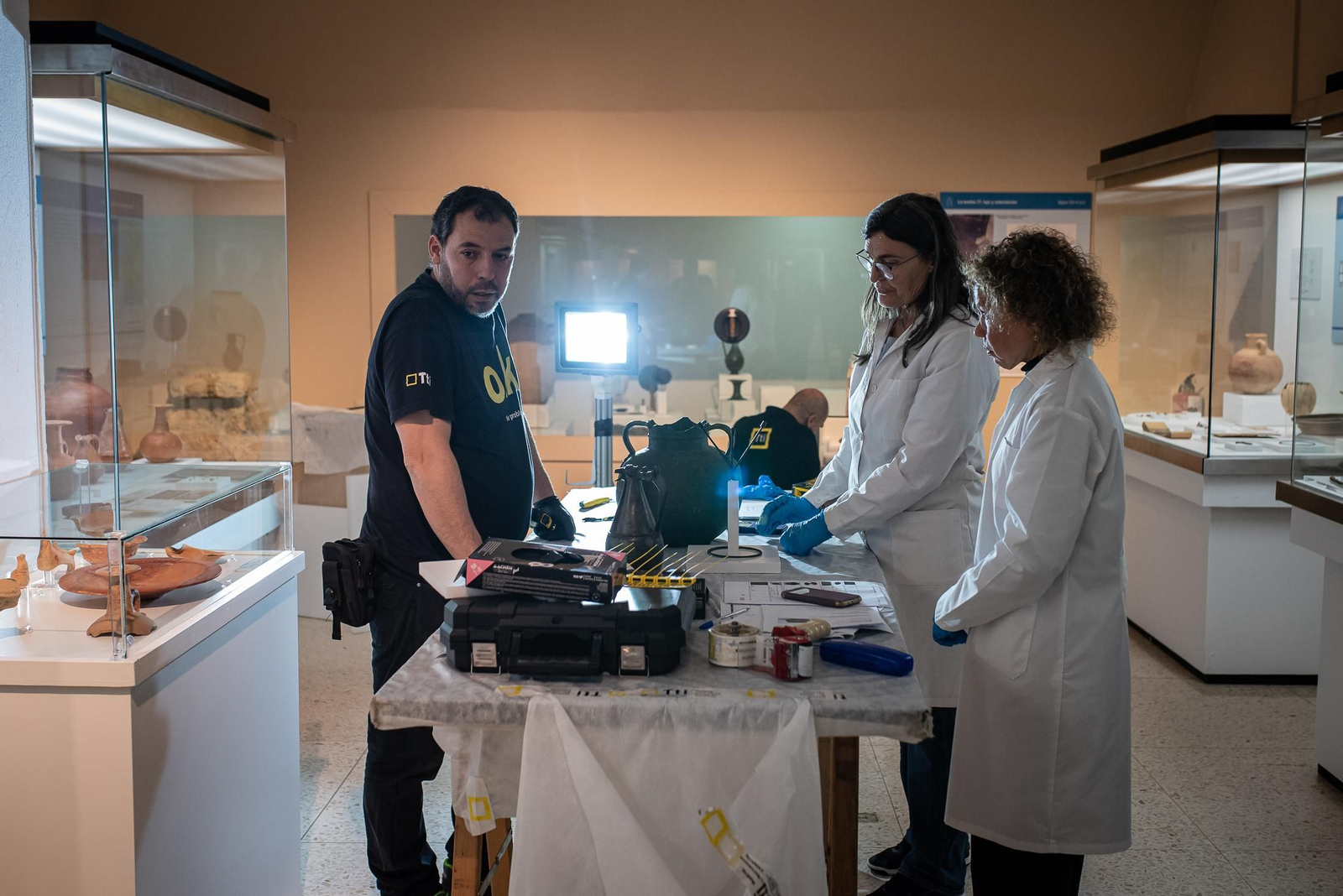 Imágenes de los trabajos para el traslado de las piezas del Museo de Huelva a la muestra " Los últimos días de tartesso"
