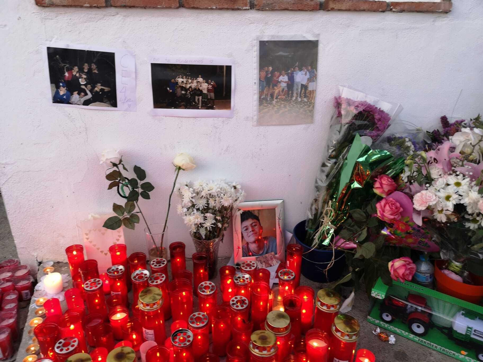 Vista del altar que han levantado los vecinos a la víctima.
