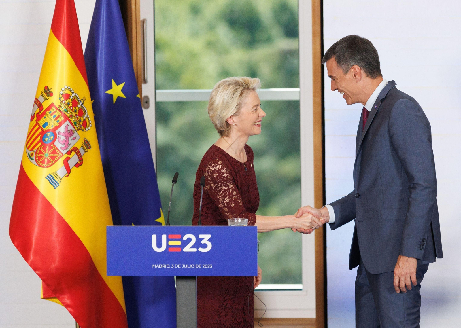 Ursula Von der Leyen estrecha la mano de Pedro Sánchez en julio pasado, al inicio de la presidencia de turno española.