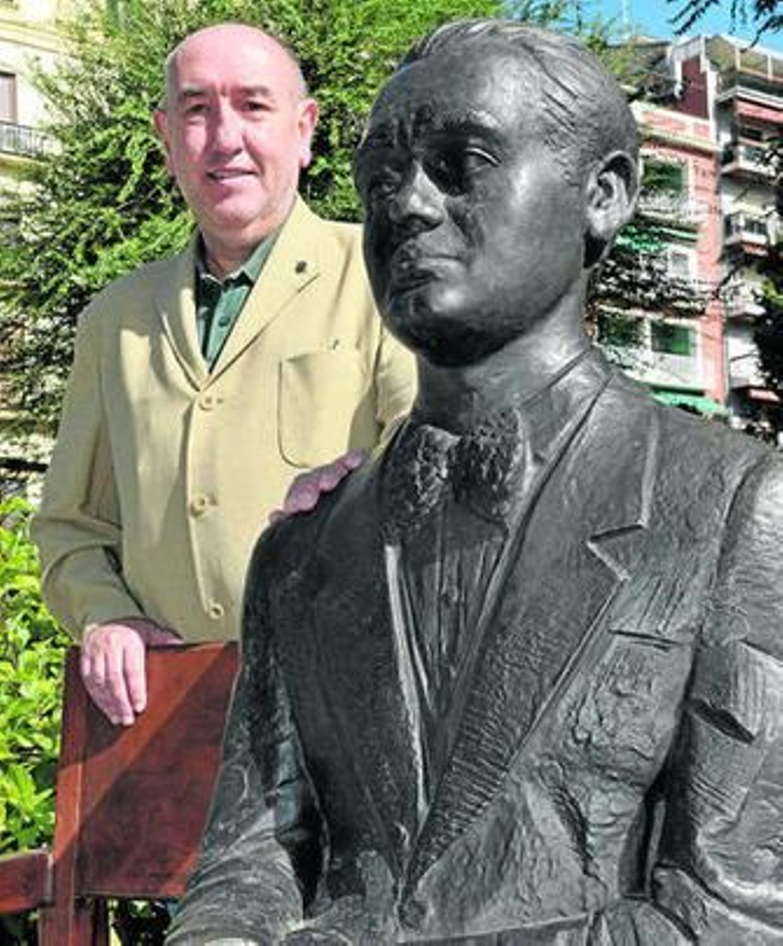 Ramos, junto a la escultura a Lorca en la Avenida de la Constitución.