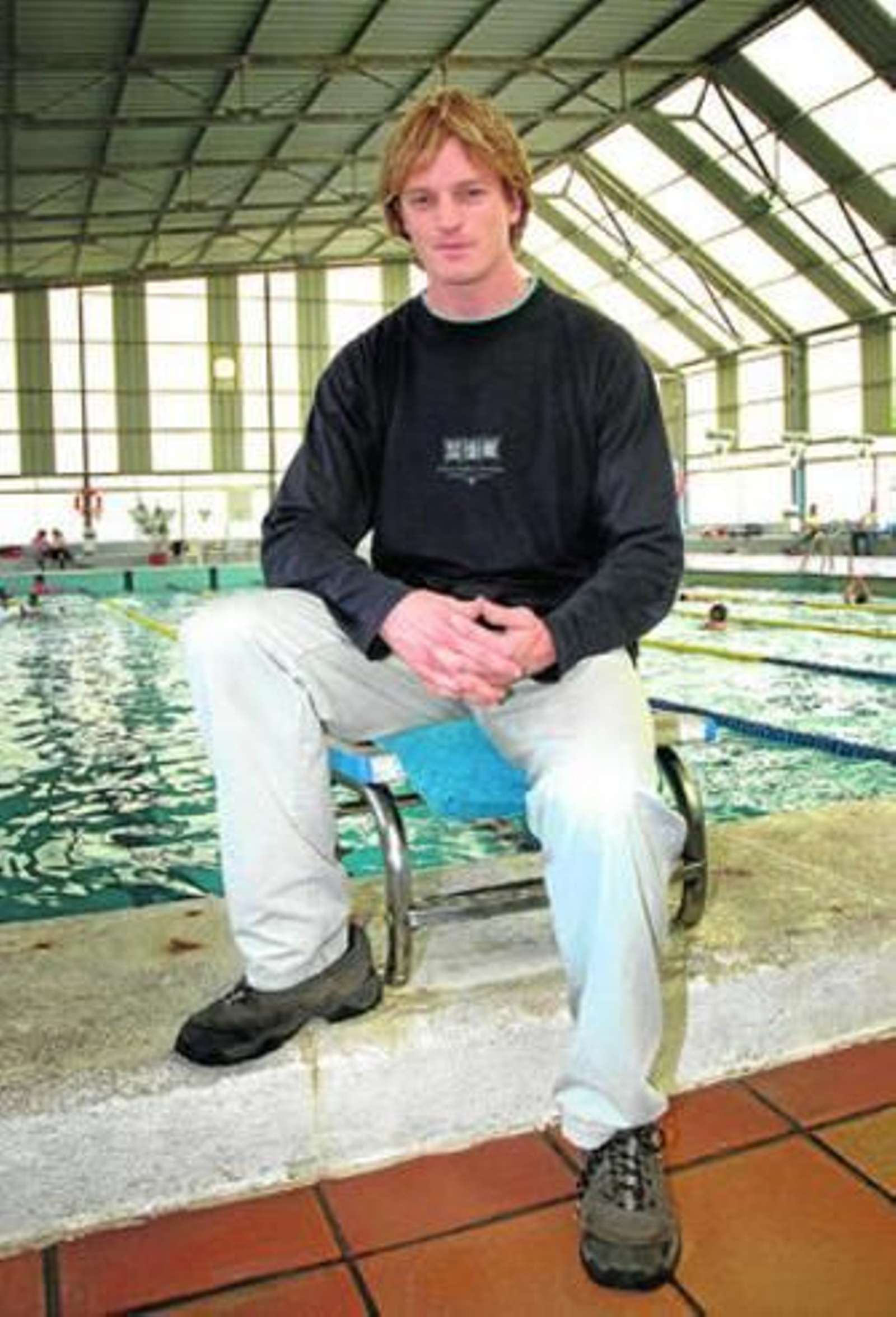 Guillermo Mediano en la piscina del club Cerrado de Calderón.