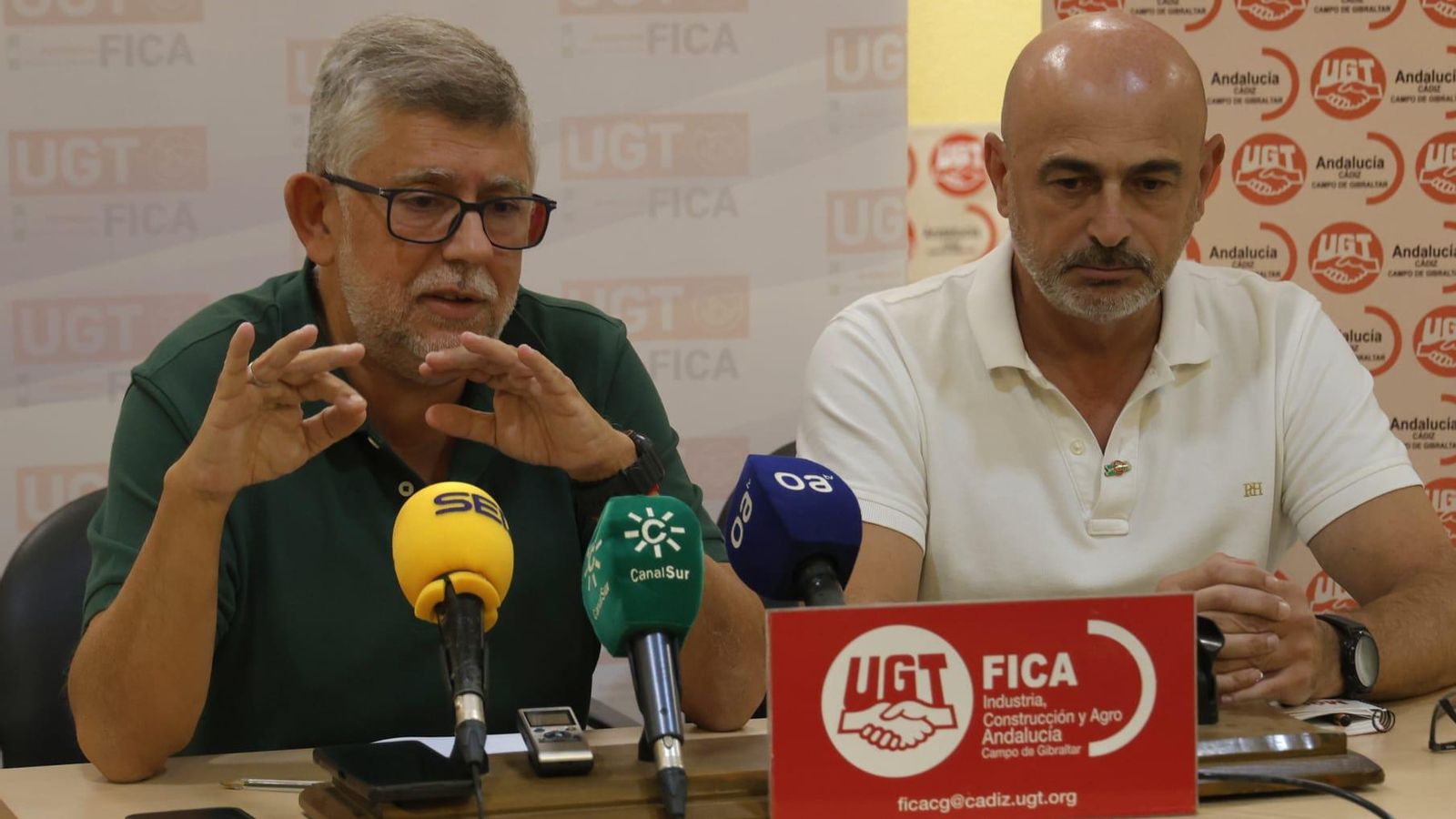 El secretario de UGT-FICA en Andalucía, José Manuel Rodríguez Saucedo, y el secretario en el Campo de Gibraltar, Antonio Fernández, este lunes