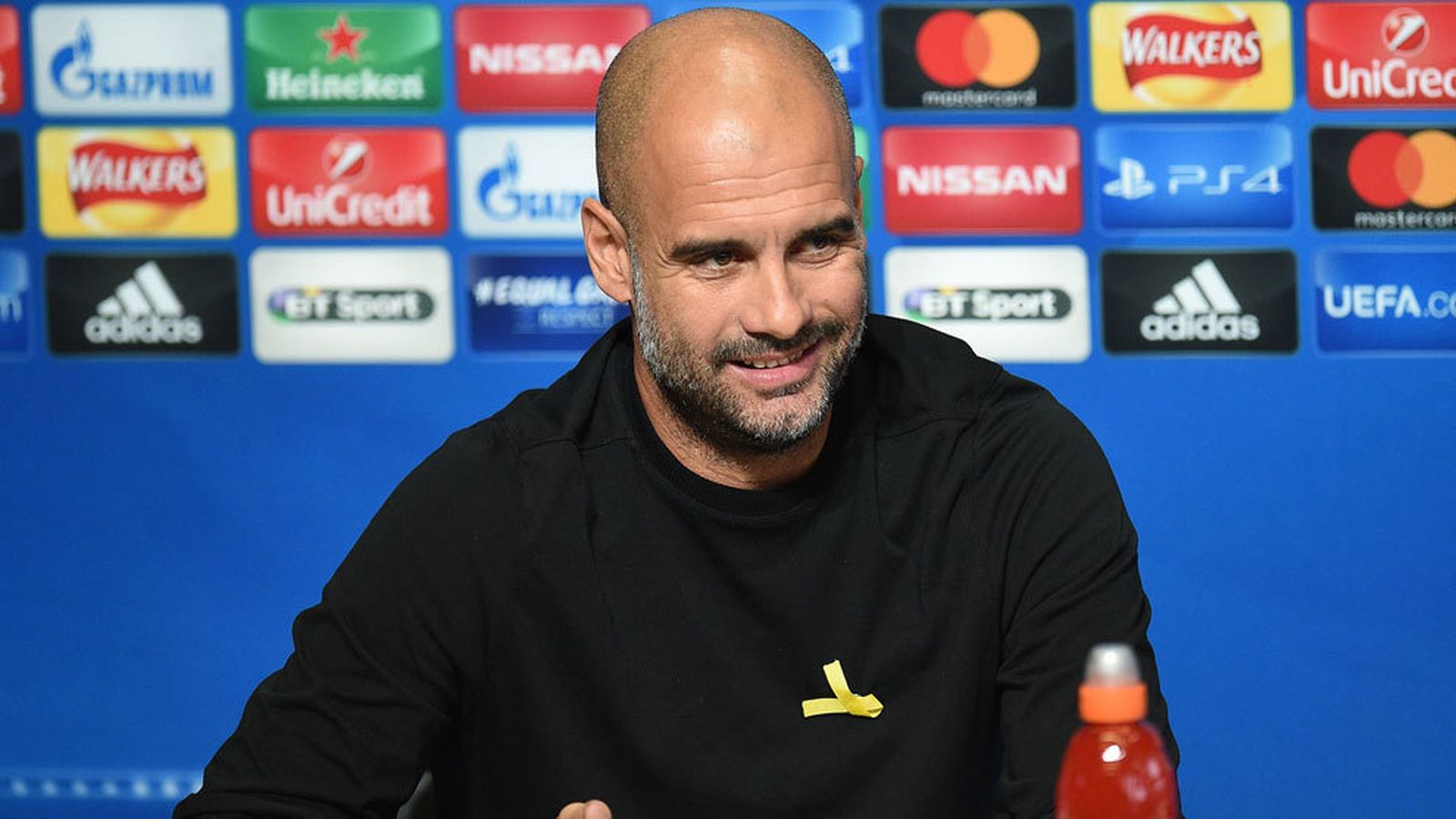 Guardiola con el lazo amarillo