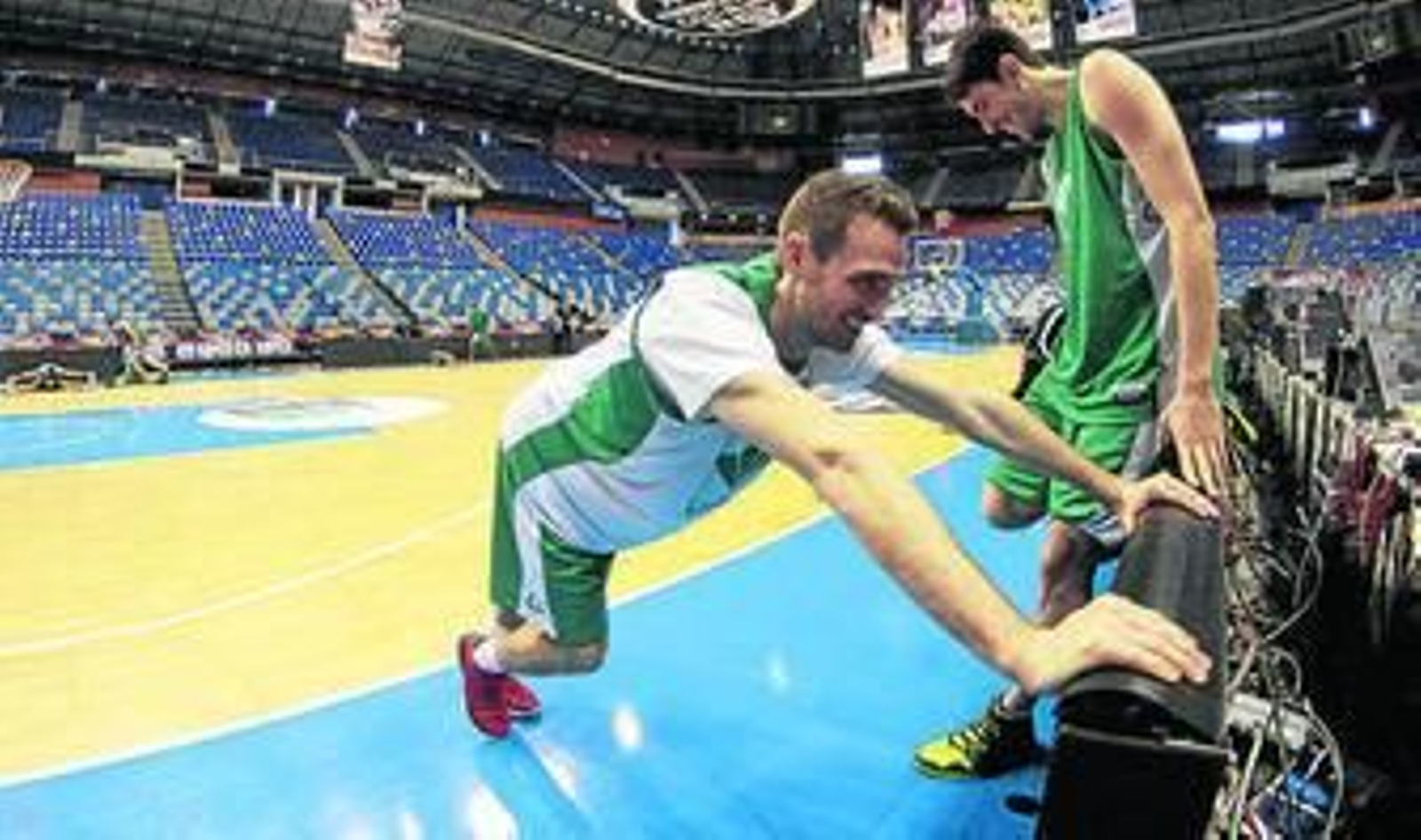 Urtasun estira antes de un entrenamiento en el Carpena.