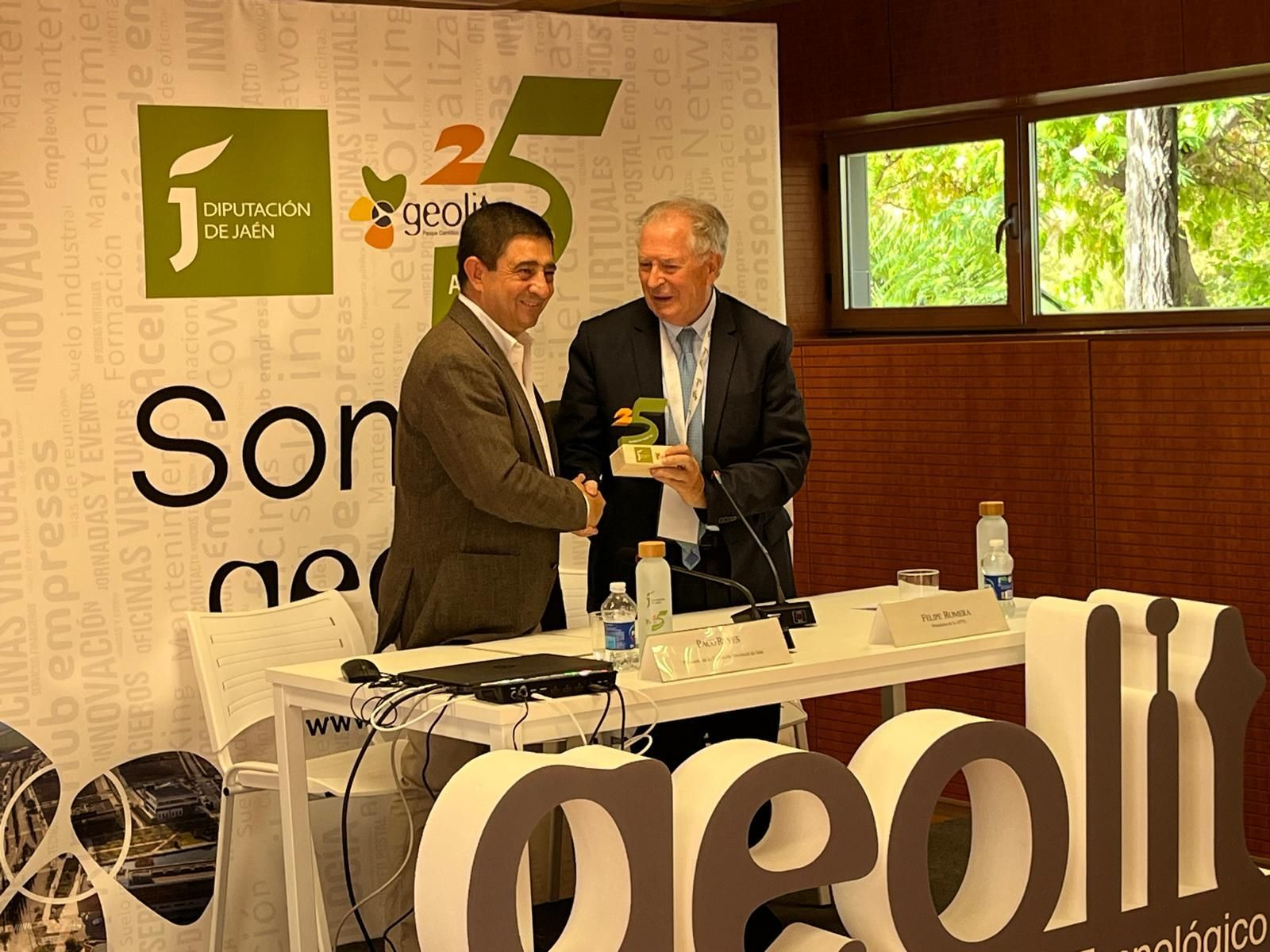 Romera recibe un reconocimiento de Paco Reyes.