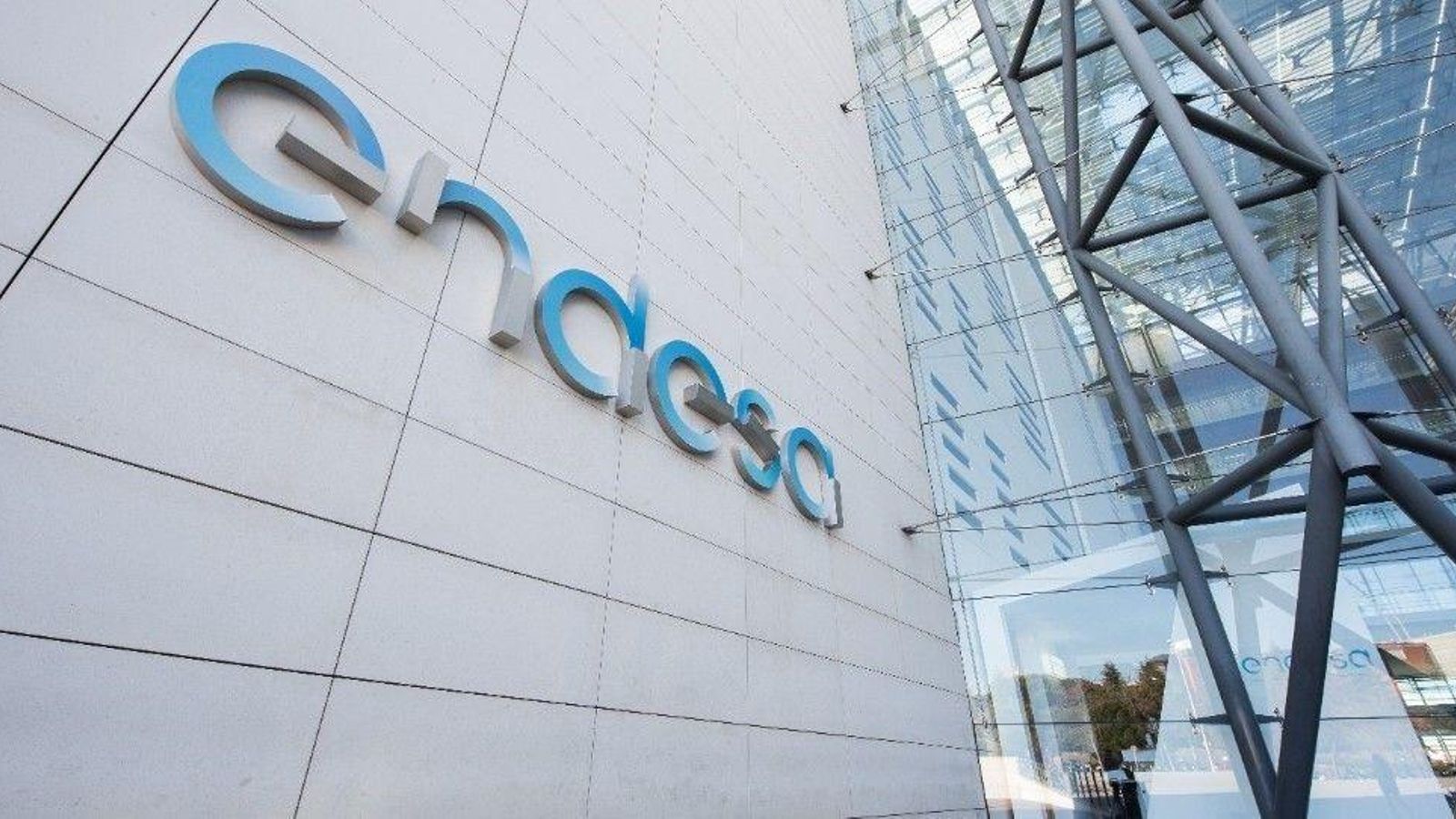Logo de Endesa, en un parque de energía solar. Logo de Endesa, en un parque de energía solar.