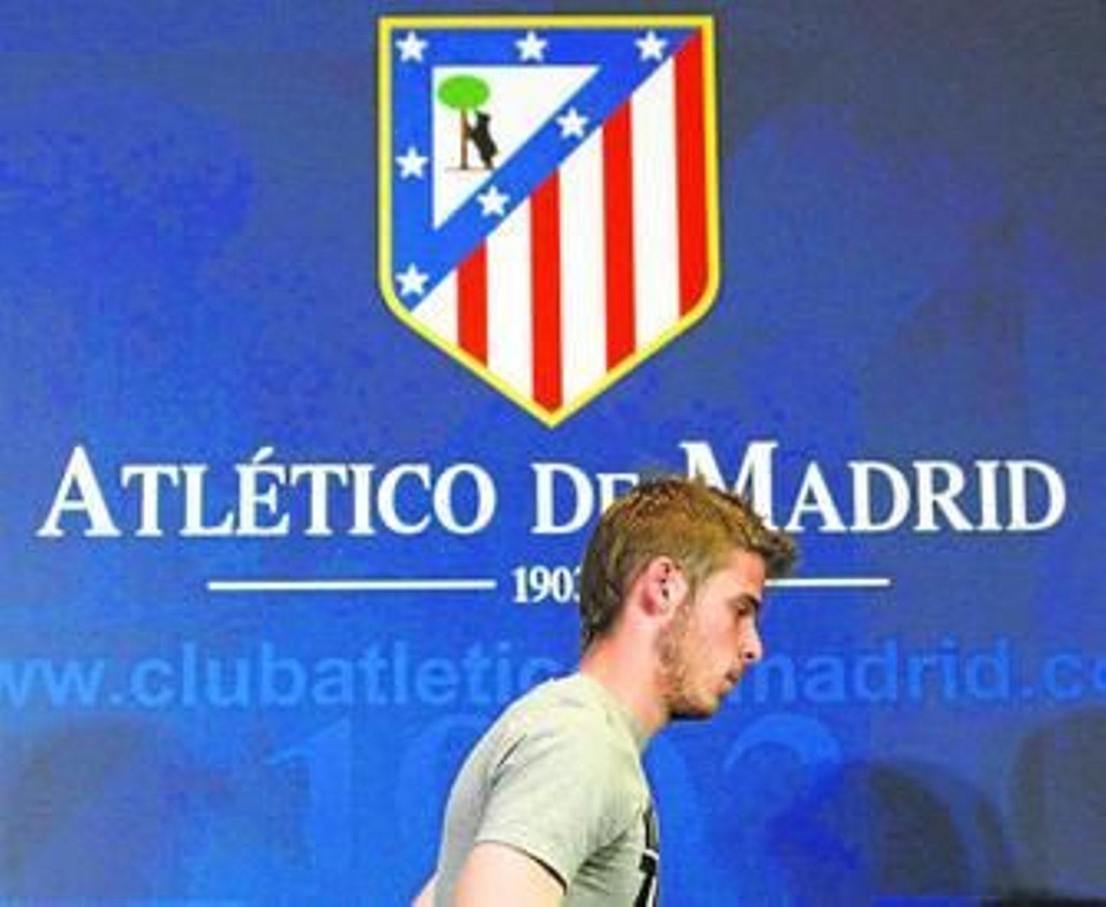 De Gea, con el escudo del Atlético detrás, al finalizar la rueda de prensa de su despedida.