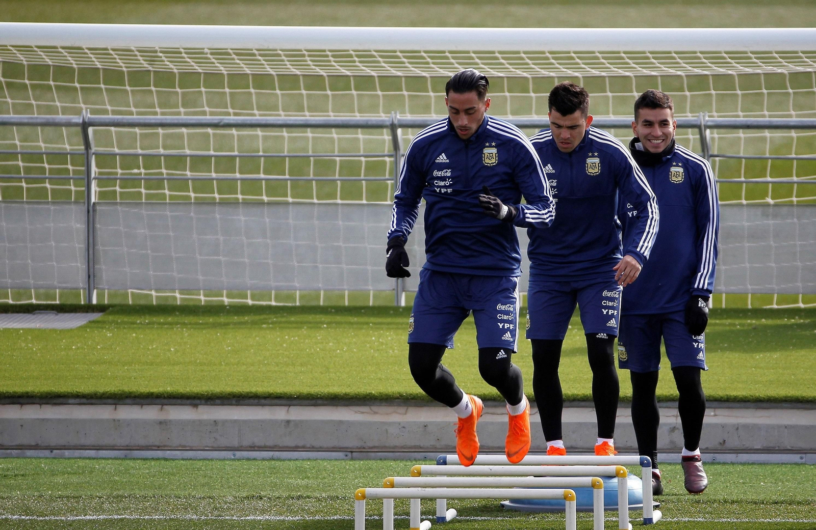 Acuña, entre Ángel Correa y Funes Mori en un entrenamiento de Argentina.