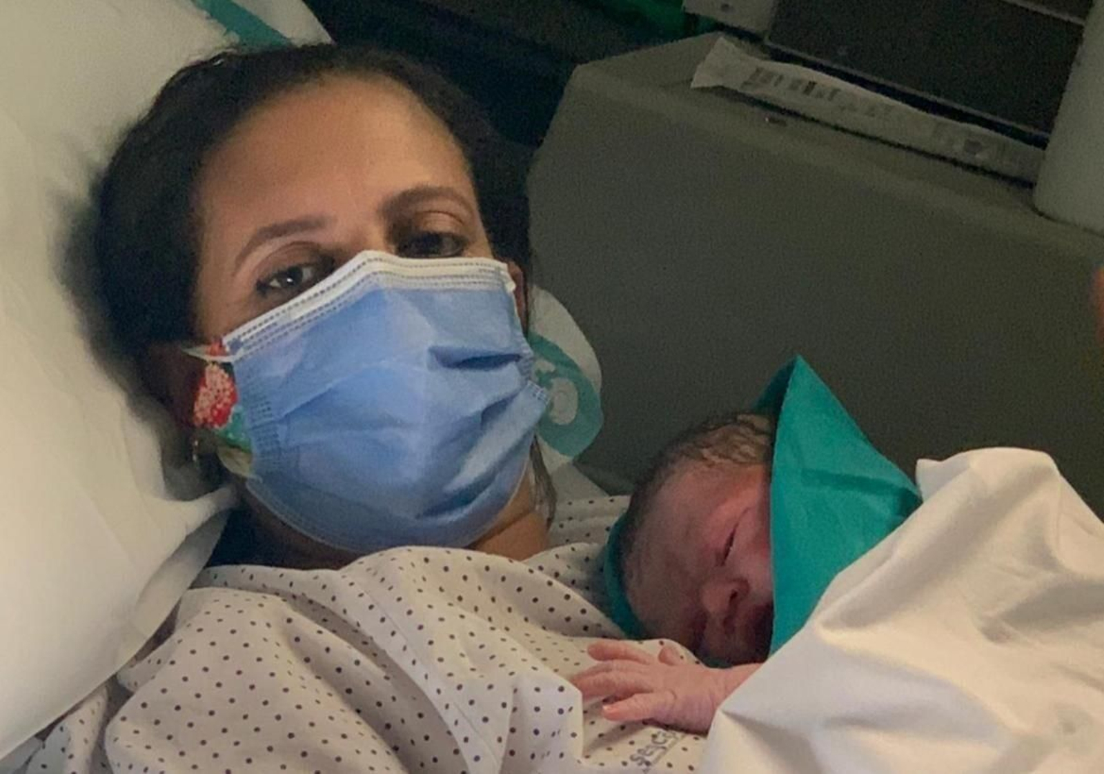 Una mujer con su bebé recién nacido.