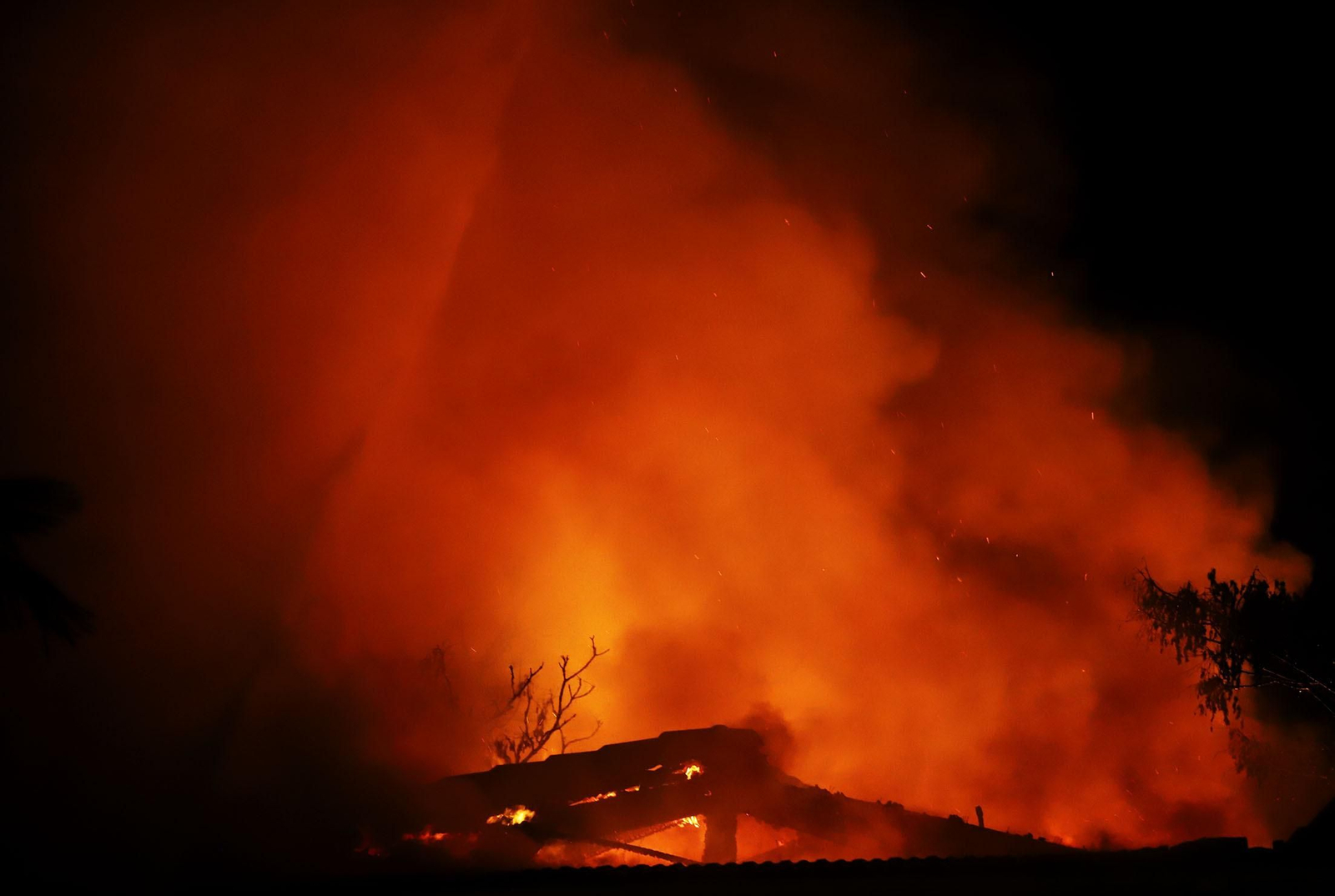 Imágenes del incendio del edificio de la Casona de Huelva en la Alameda