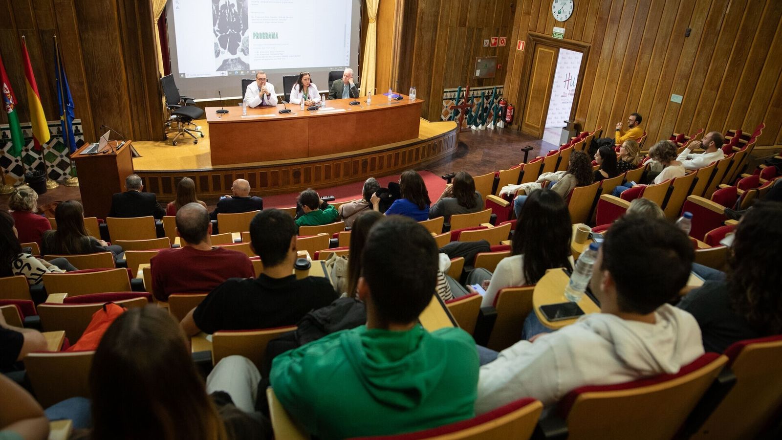 Mesa inaugural de la jornada dedicada al traumatismo craneoencefálico leve.