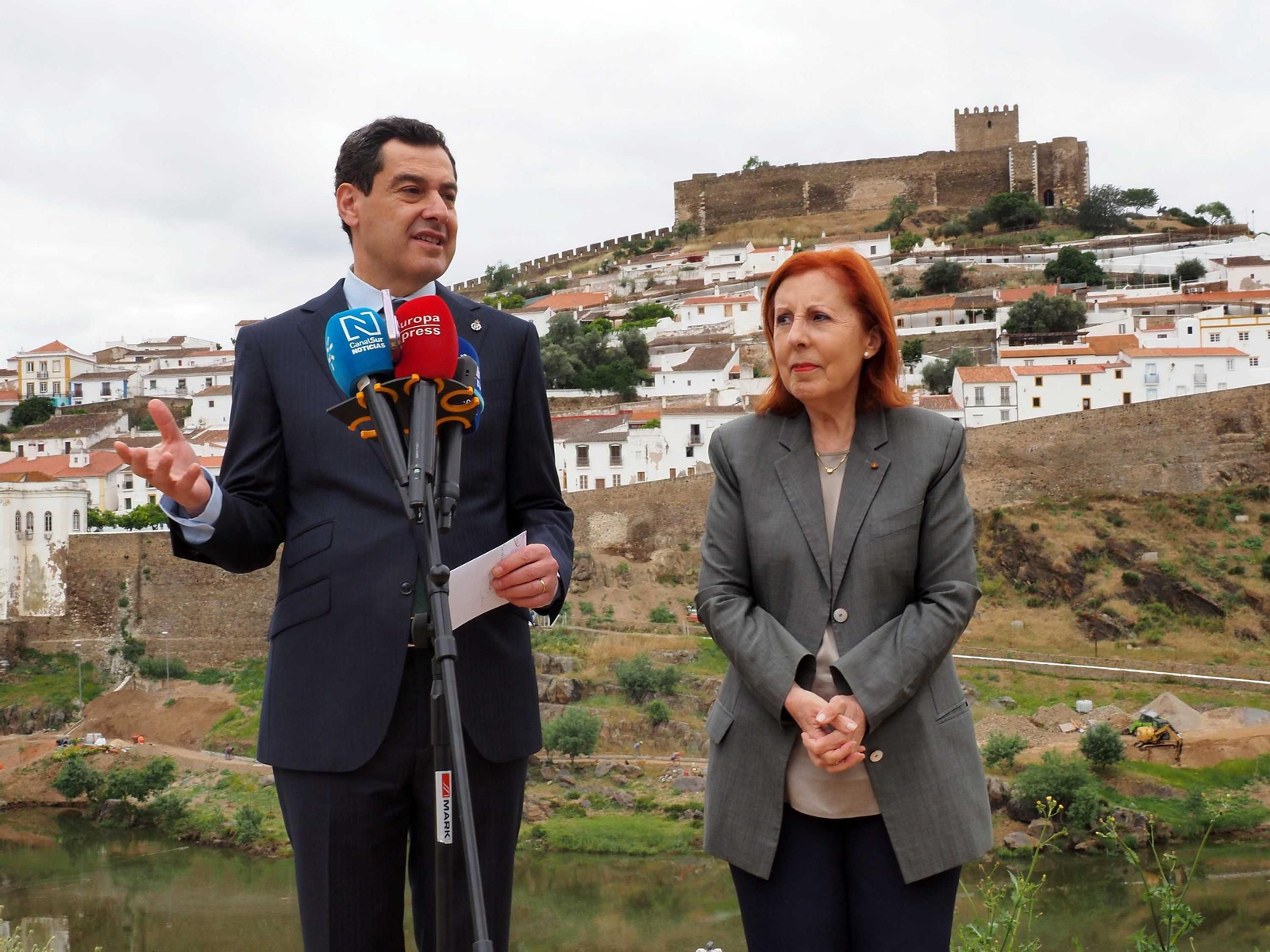 Moreno Bonilla, junto a la ministra lusa de Medioambiente, este jueves en Mértola (Portugal) Moreno Bonilla, junto a la ministra lusa de Medioambiente, este jueves en Mértola (Portugal)