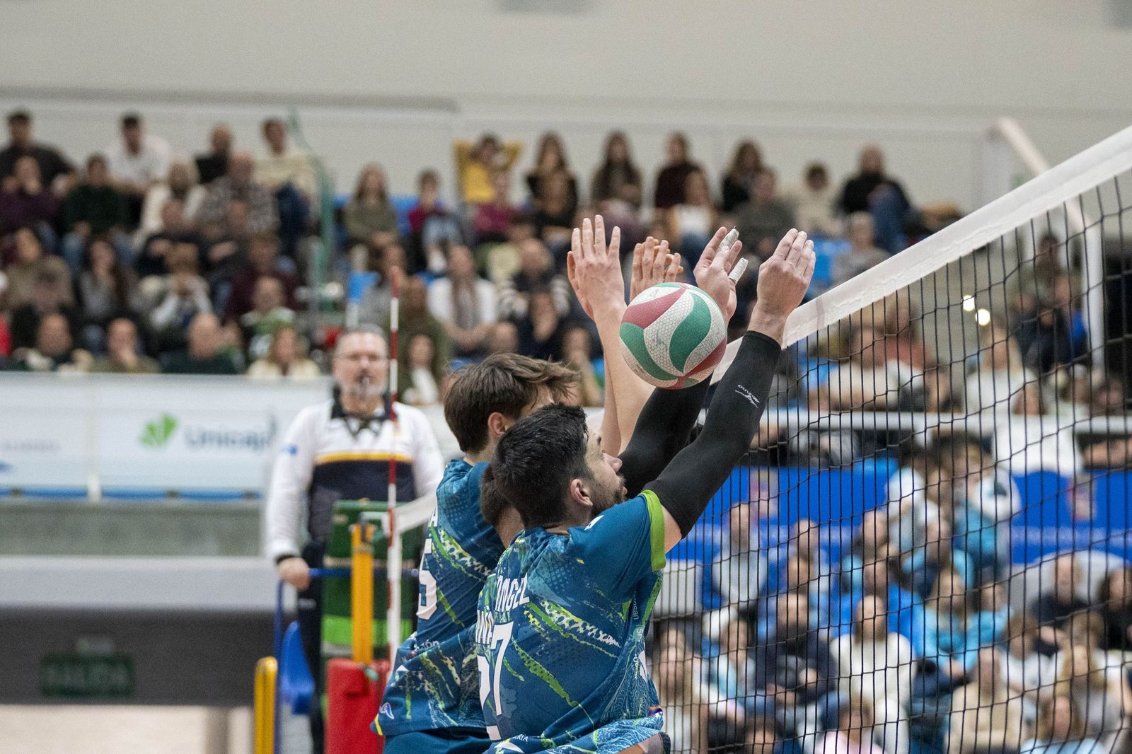 Las imágenes del partido entre Unicaja Costa de Almería y Pamesa Teruel de Superliga de voleibol