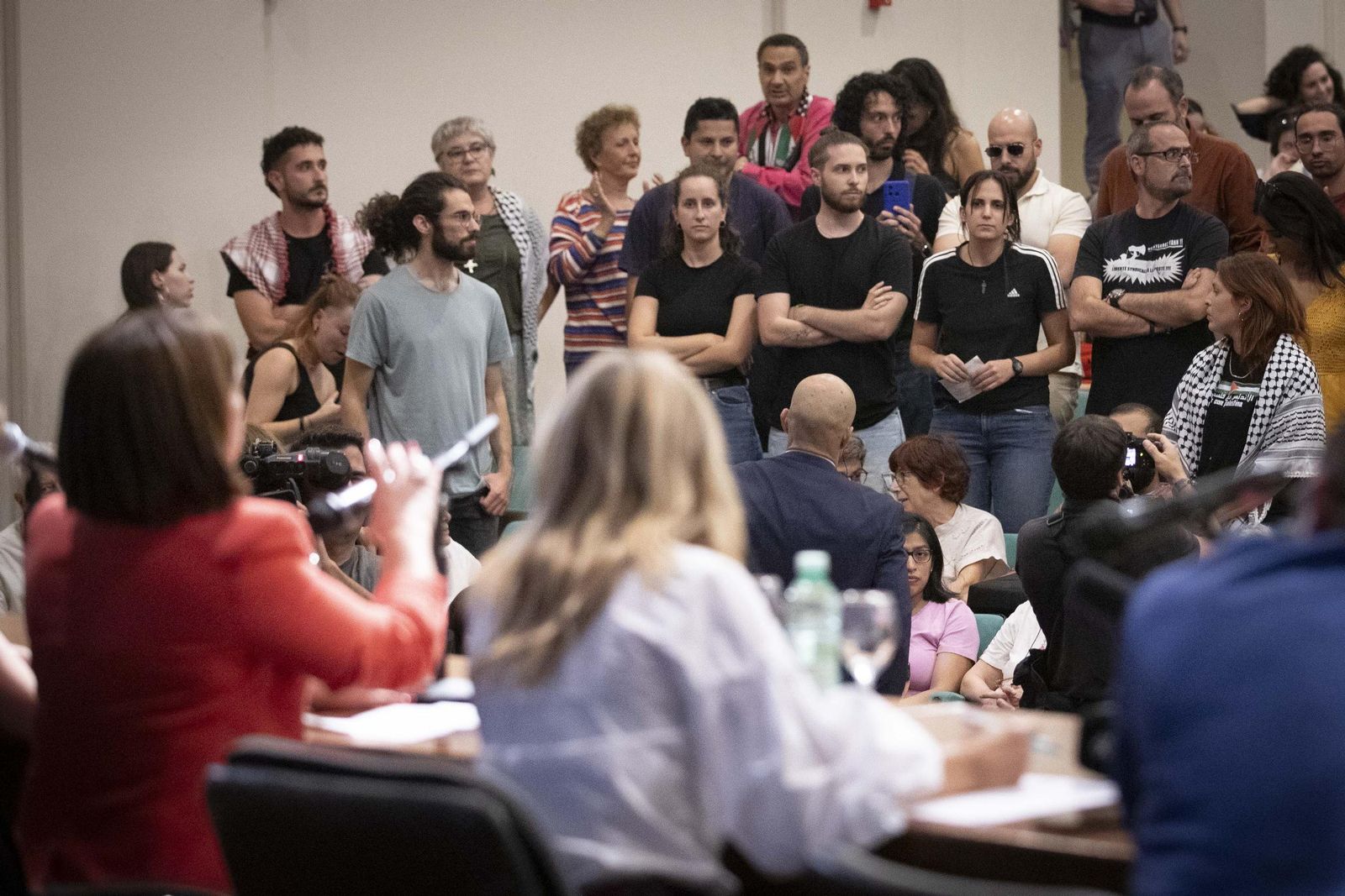 Así ha sido el tenso recibimiento a la vicepresidenta Yolanda Díaz en la Universidad de Granada: las imágenes