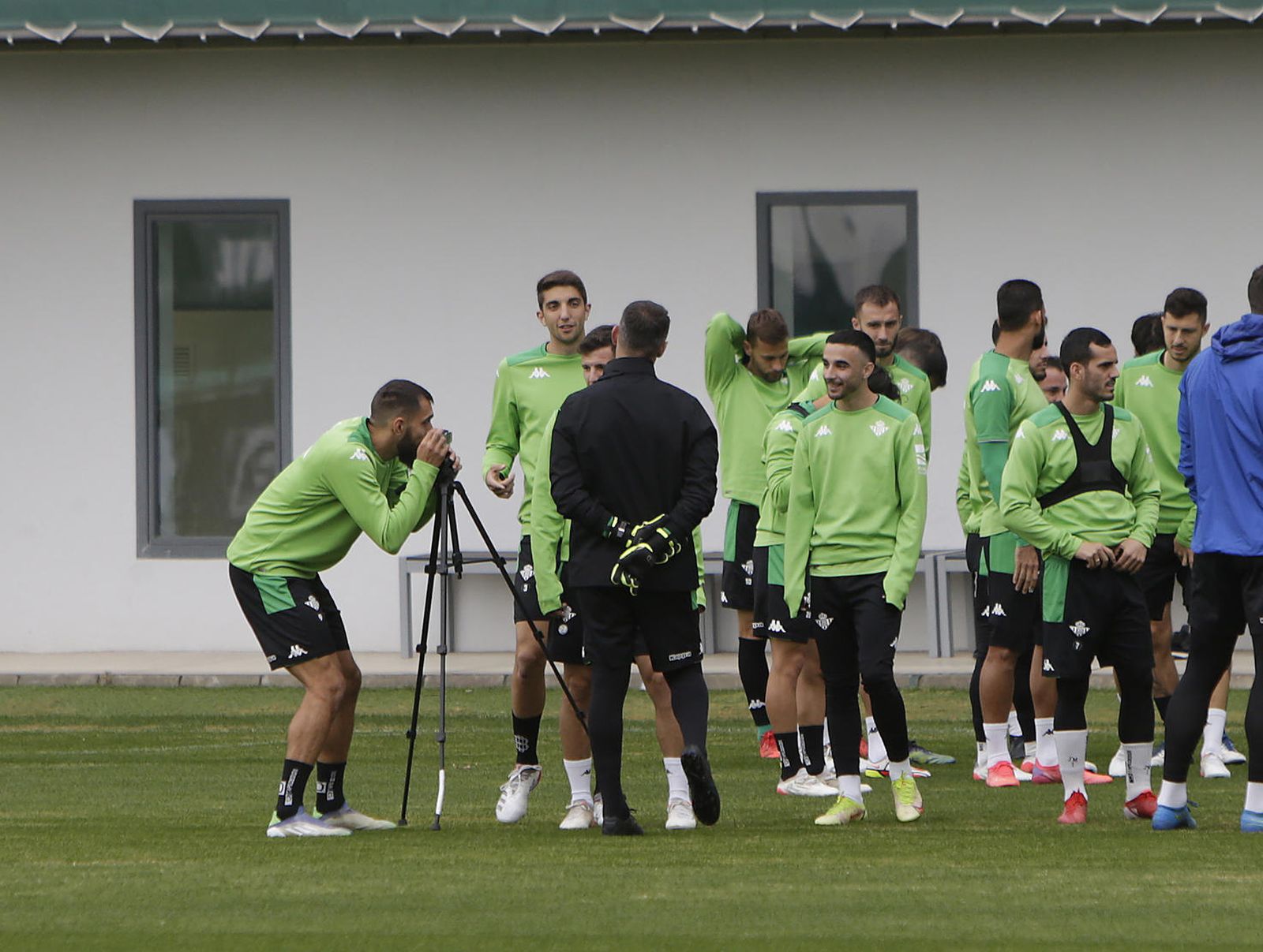 Borja Iglesias bromea con sus compañeros mirando por el objetivo de la cámara de grabación del preparador de porteros, Toni Doblas, en el entrenamiento de ayer en la ciudad deportiva.