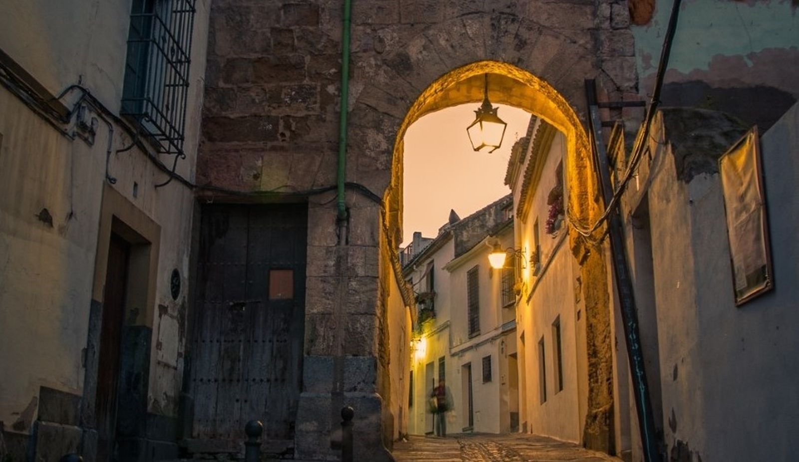 Farol en el Arco del Portillo.