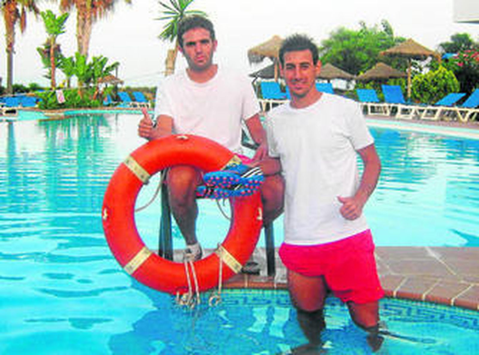 Socorristas por el día y futbolistas por la noche