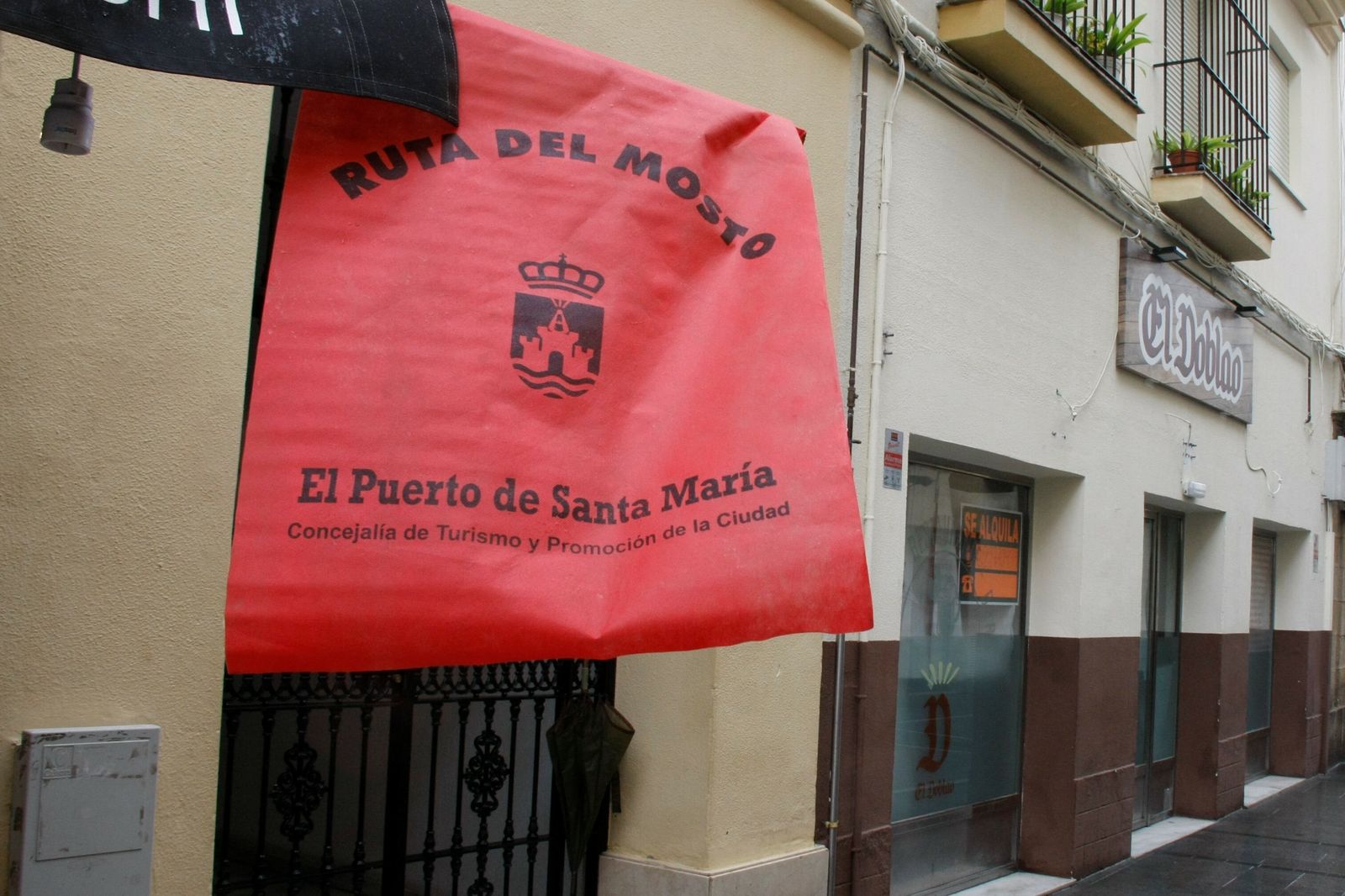 Una de los clásicos banderines rojos que indican la existencia de un establecimientos participante en la Ruta del Mosto.