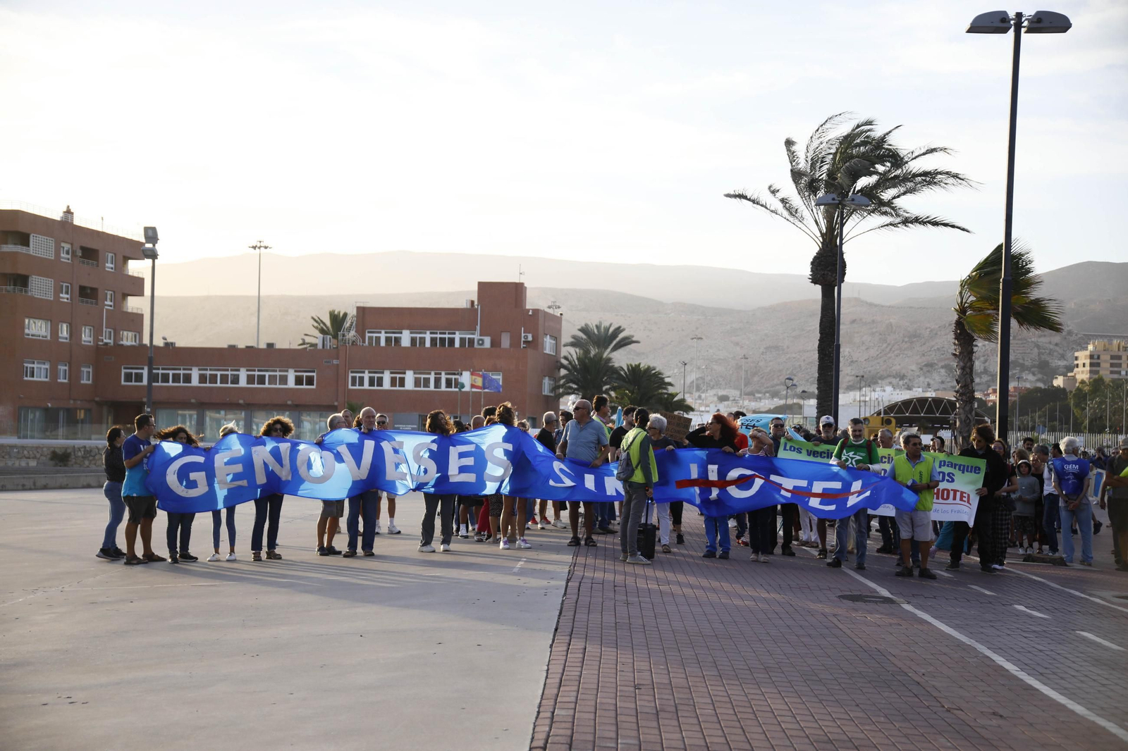 La manifestación "Genoveses sin hotel", en imágenes