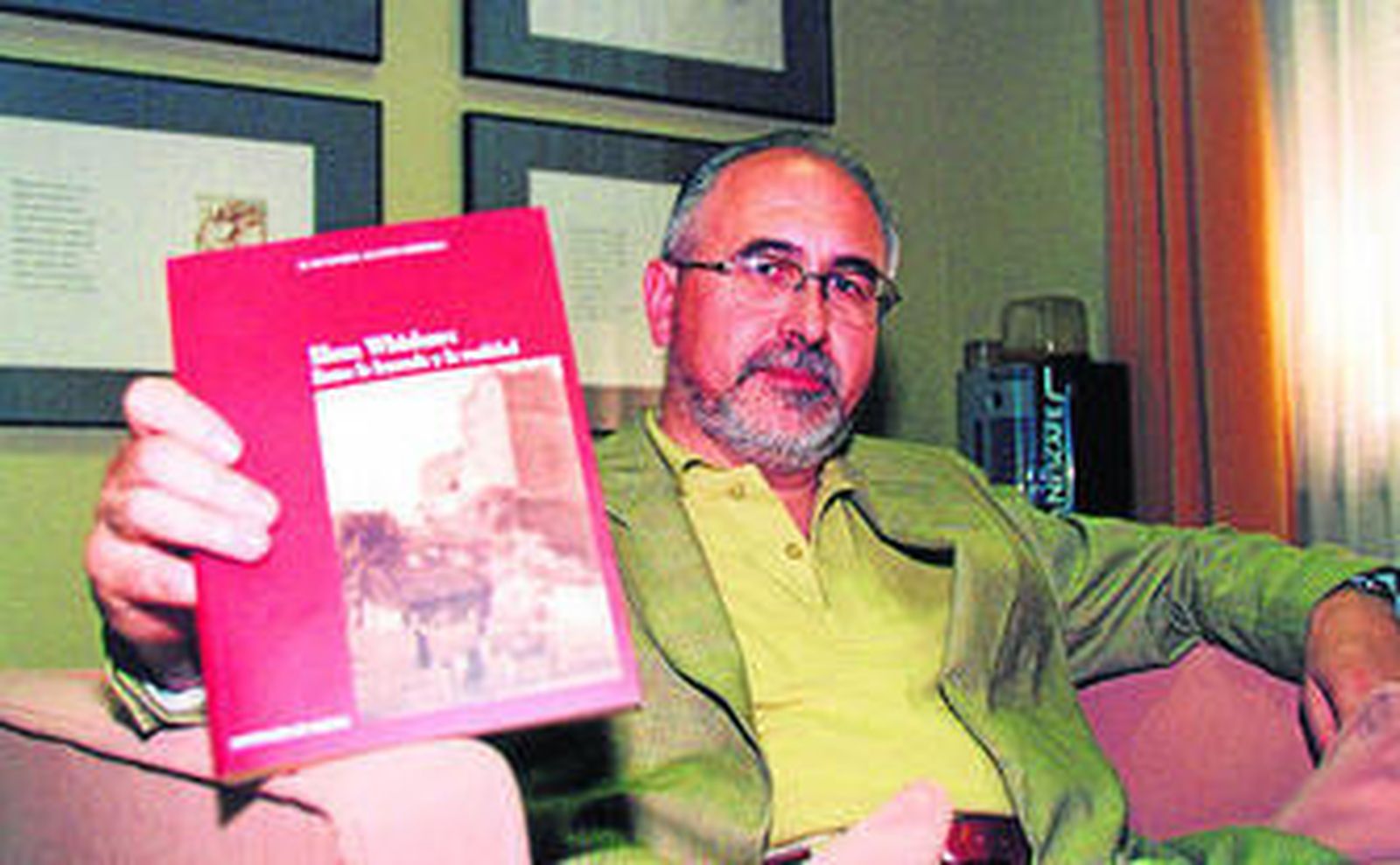 Juan María Acosta con otra de sus obras sobre Elena Whishaw.