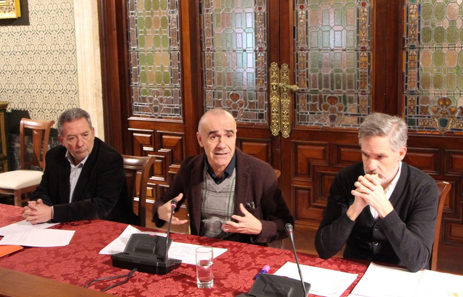 Antonio Muñoz flanqueado por Ignacio Pozuelo y Jorge Almazán, quien ocupará el cargo de gerente del Ayuntamiento.