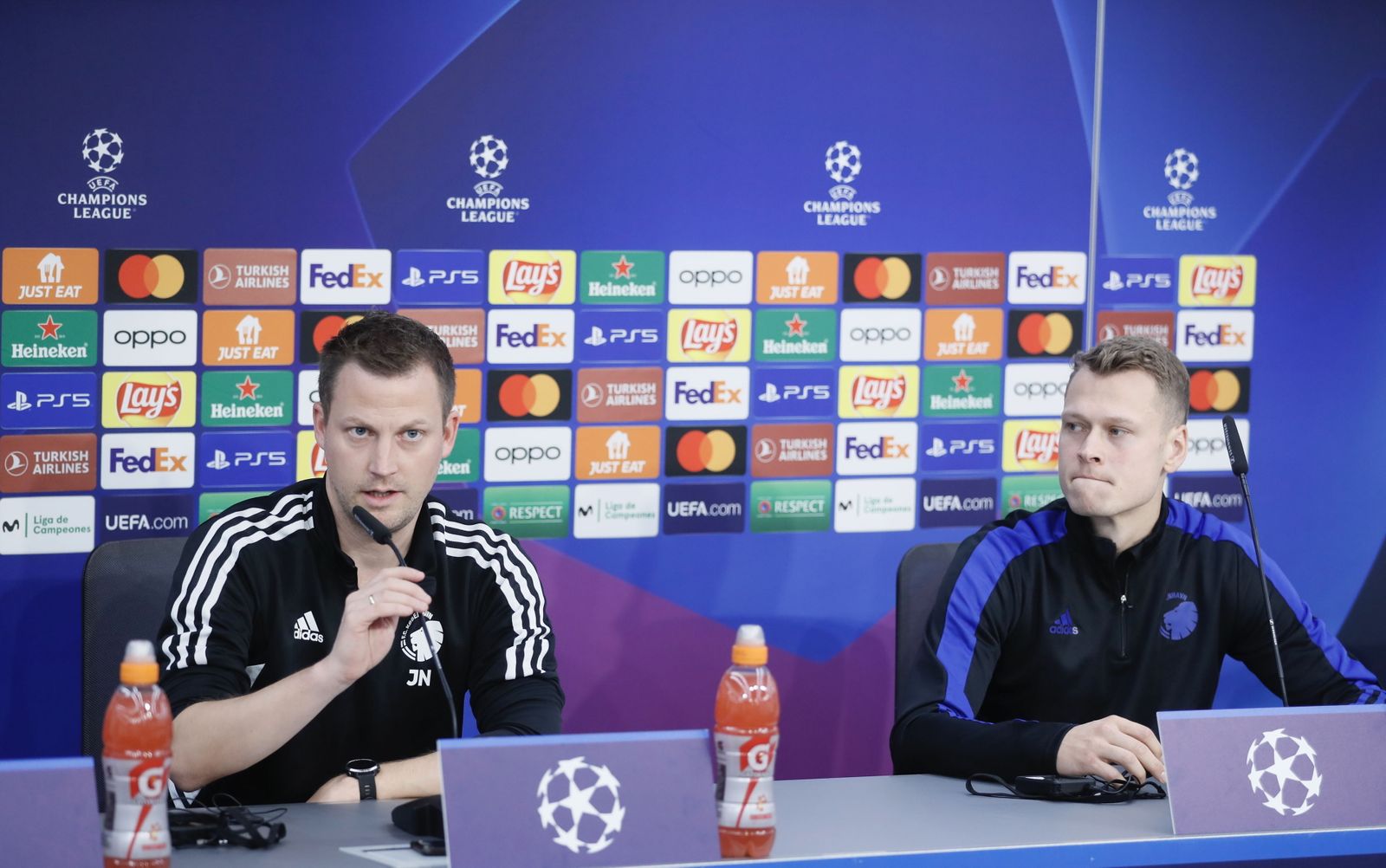 Jakob Neestrup se expresa en la sala de prensa del Sánchez-Pizjuán junto a Viktor Claesson.