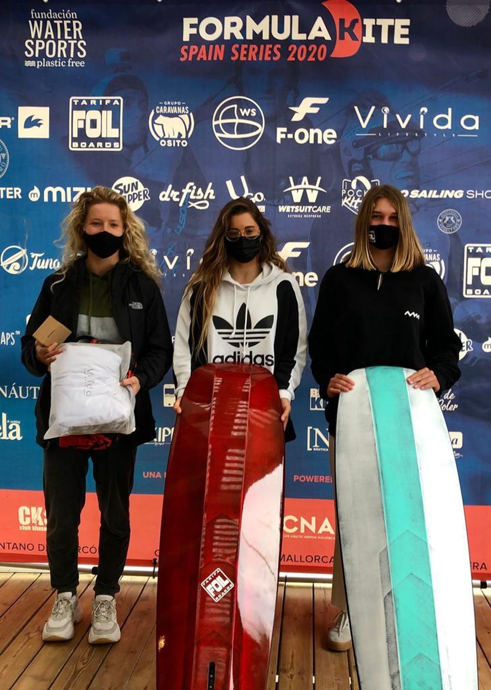 Gisela Pulido (c), Sofía Kotliar (i) y Julia Damasiewicz en el podio femenino de la Formula Kite Spain Series.