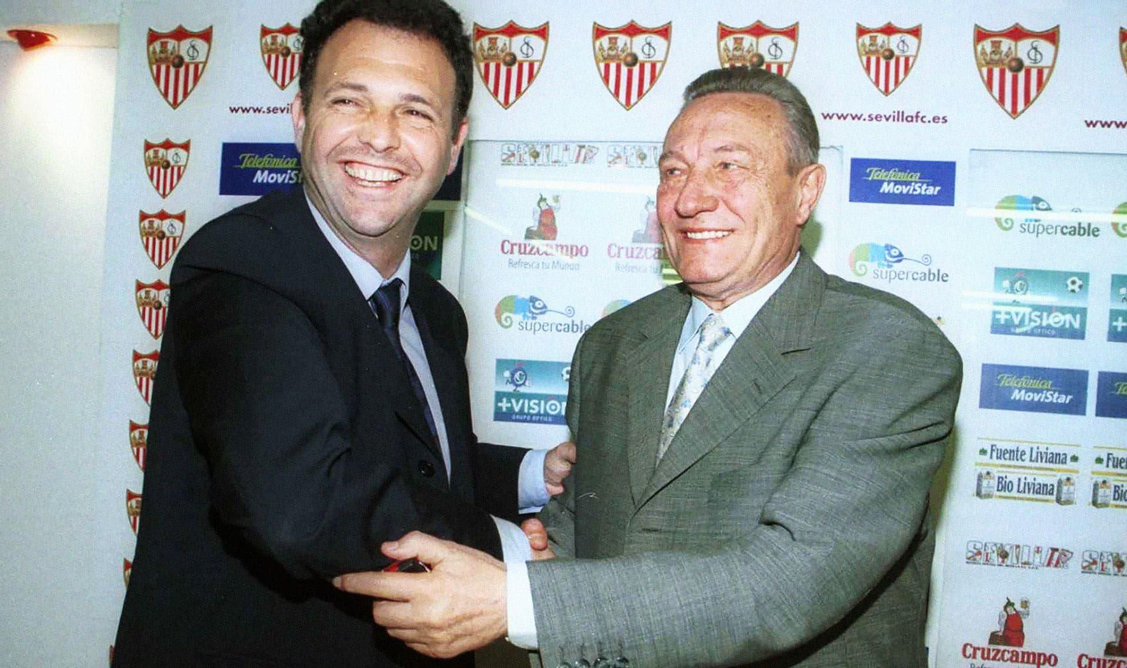 Joaquín Caparrós, cuando lo presentó Roberto Alés como entrenador del Sevilla, primavera de 2000. Joaquín Caparrós, cuando lo presentó Roberto Alés como entrenador del Sevilla, primavera de 2000.