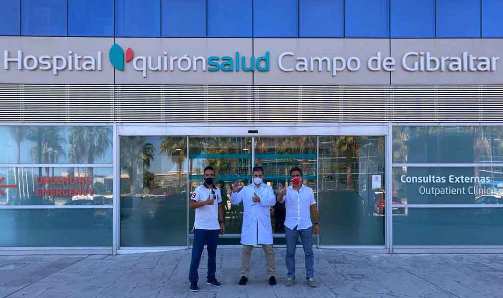 Los responsables del Algeciras y del Quirónsalud, en la puerta del hospital