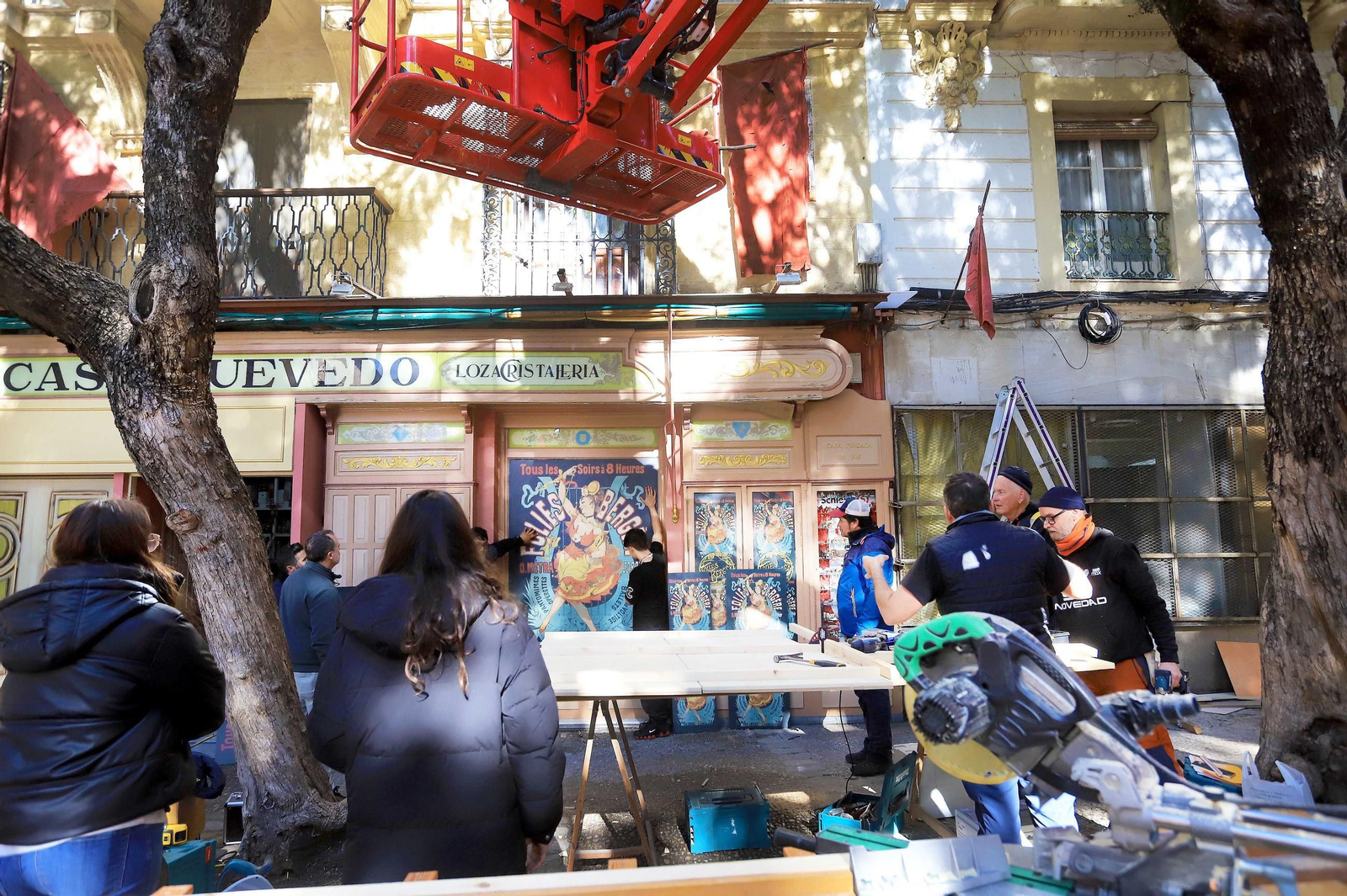 Montaje de los escenarios para el rodaje de la serie `Young Sherlock´ en Jerez