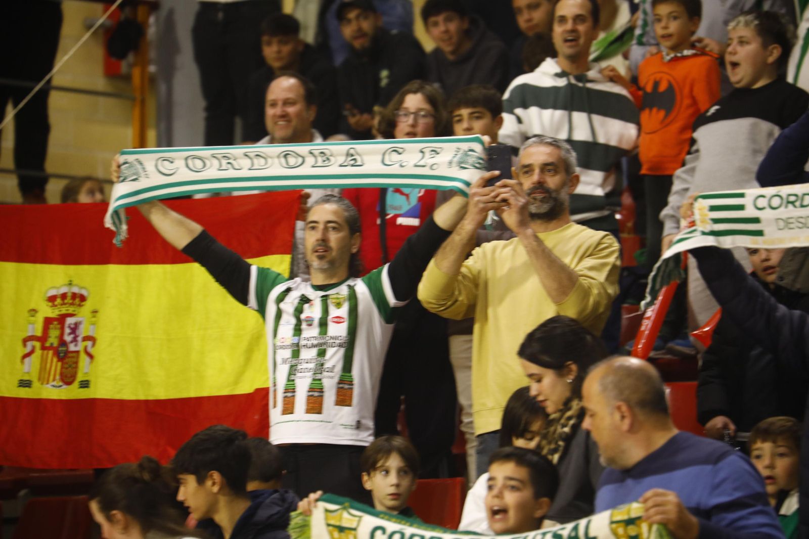 Las mejores fotos del ambiente en Vista Alegre para el Córdoba Futsal - Barça