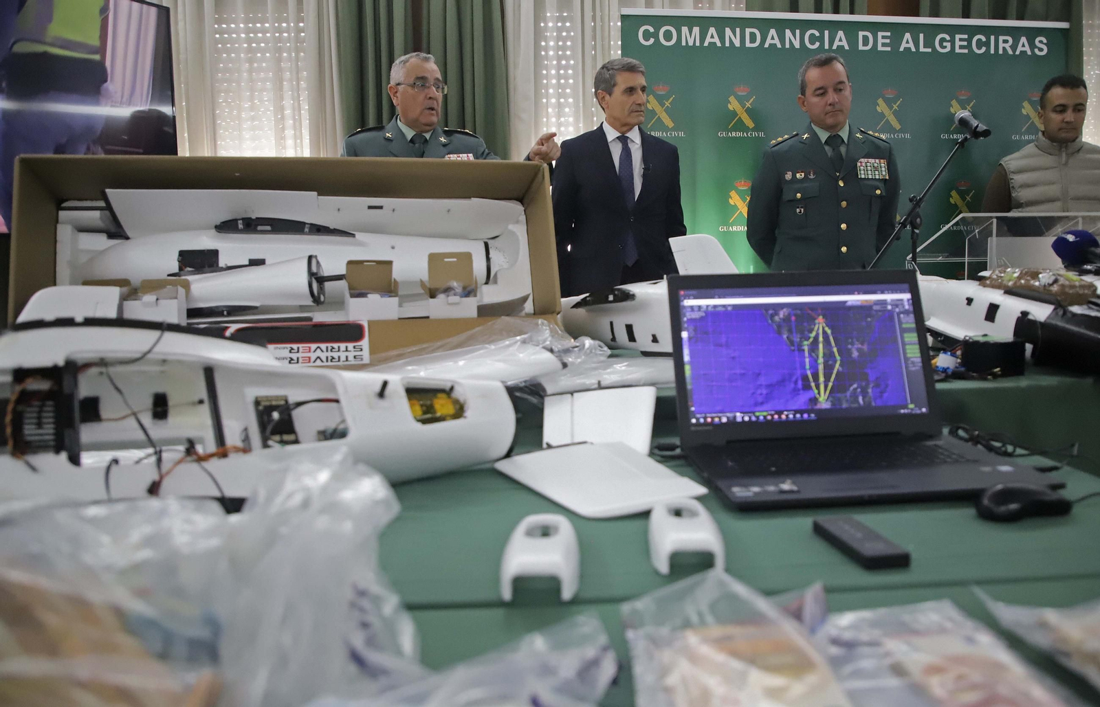 Fotos de los drones de largo alcance para introducir hachís en España desde Marruecos incautados por la Guardia Civil en Algeciras