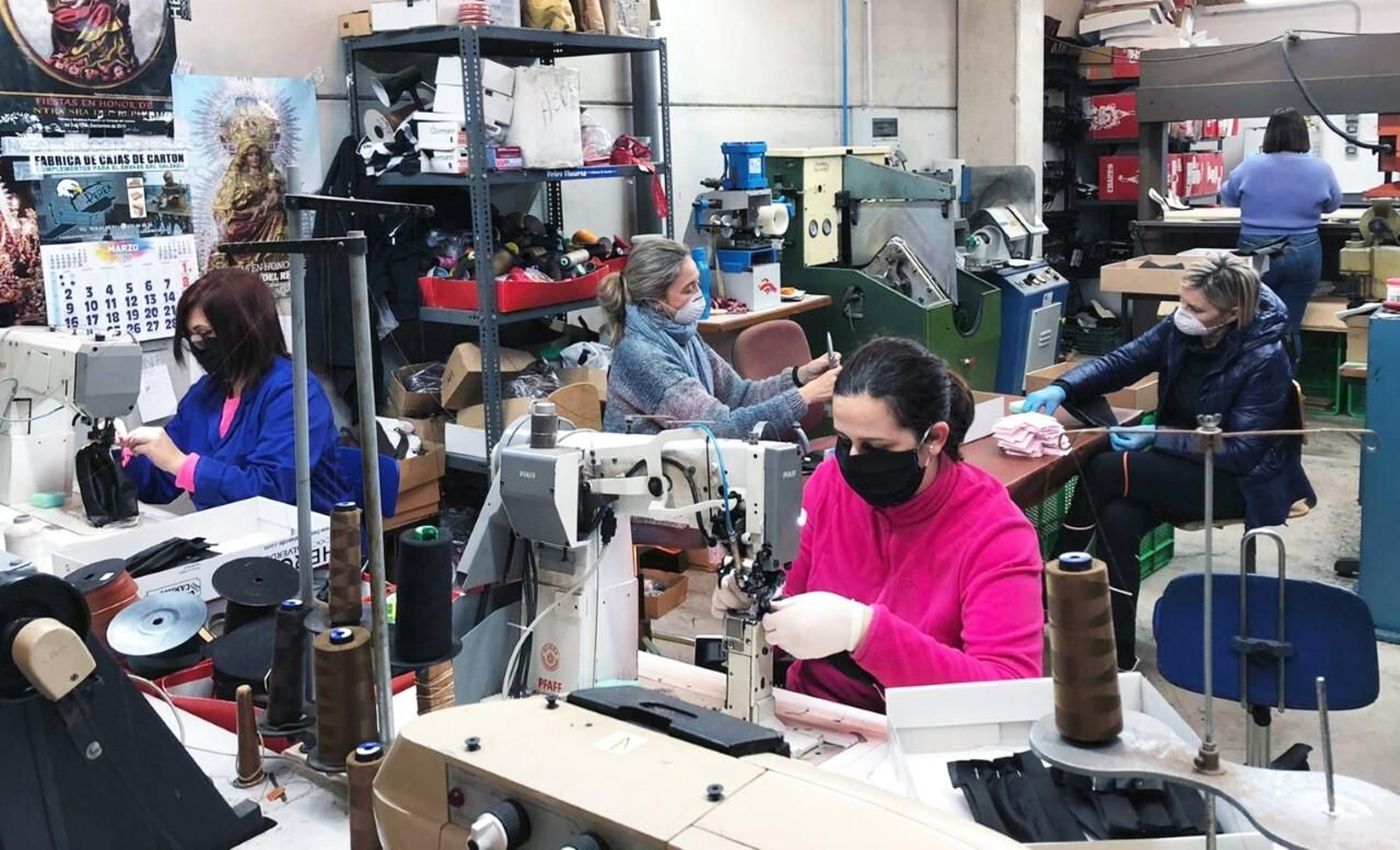 Trabajadoras realizando mascarillas en las fábricas de calzado.