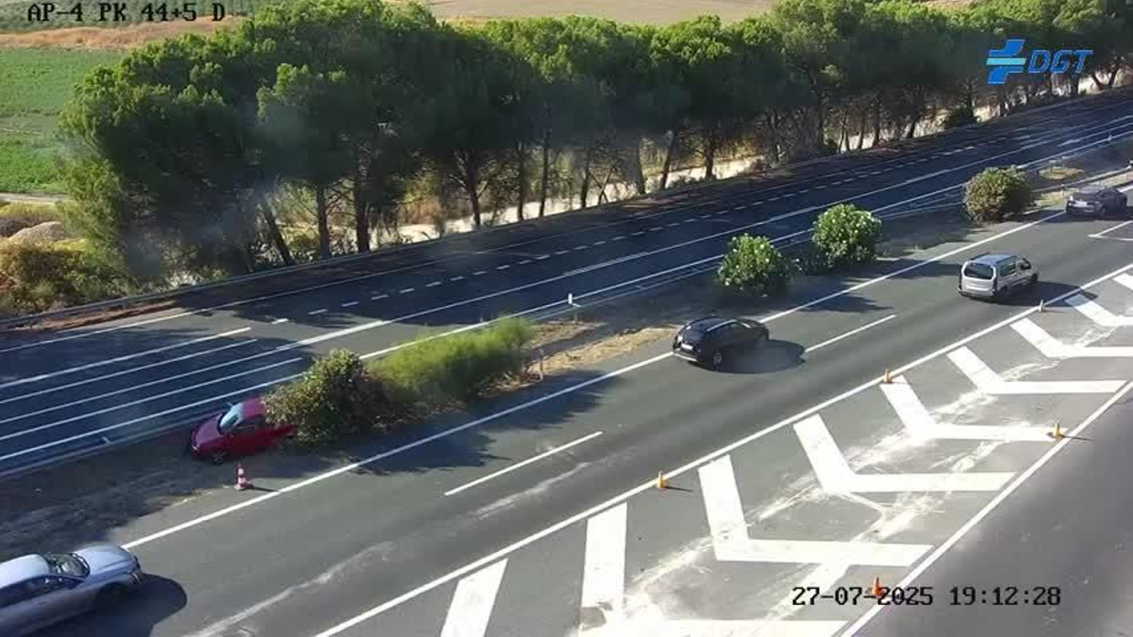 El coche implicado en el accidente de Las Cabezas, en la mediana.