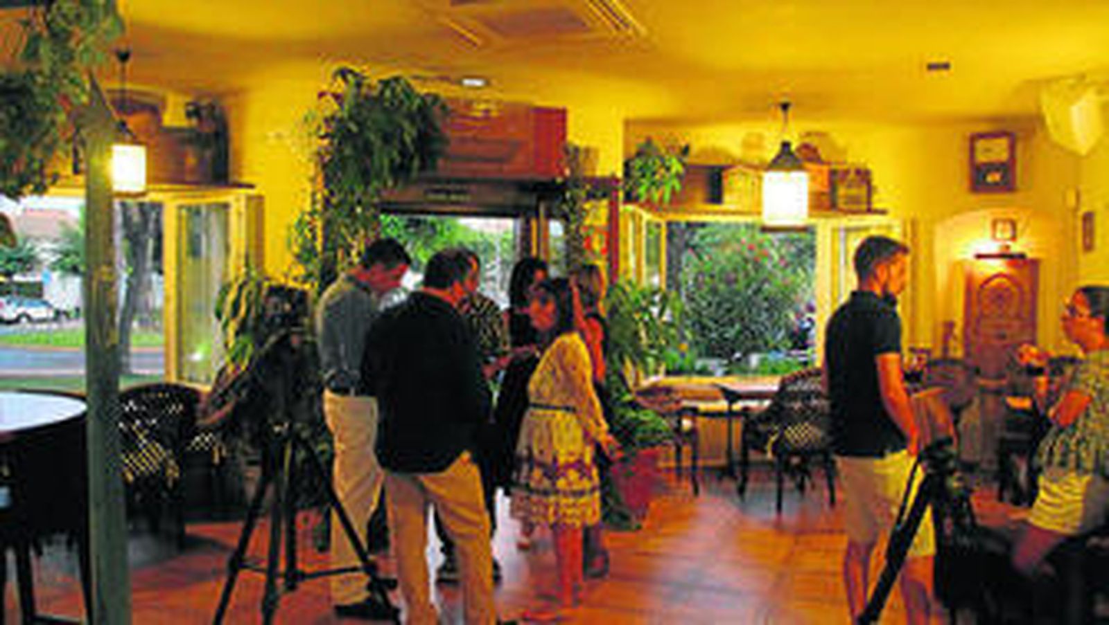 El Pub Michel se convierte en sede de la exposición 'Estrellas bajo la luna'.