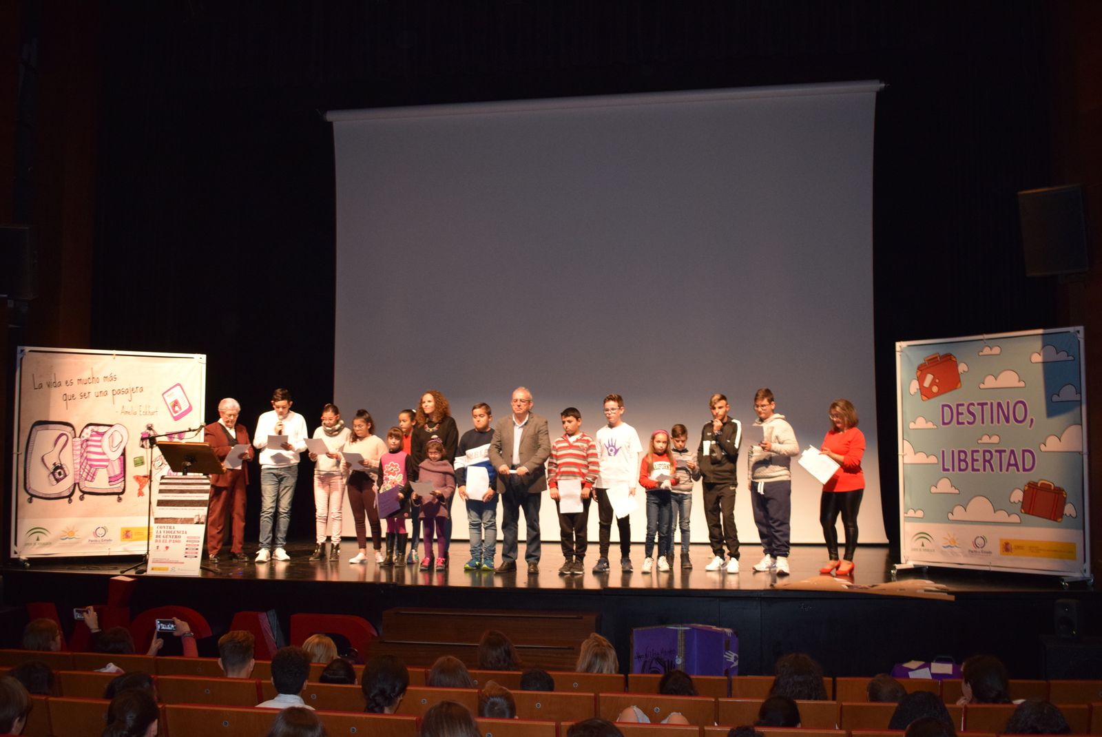 Maletas moradas y proclamas contra el maltrato a las mujeres