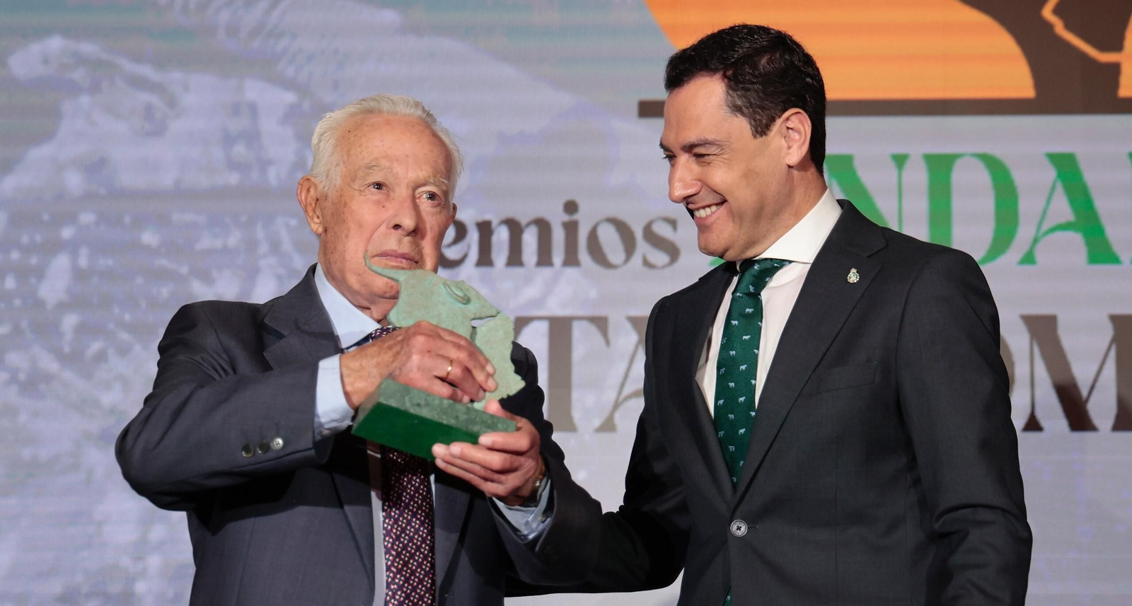 Curro Romero recibe el premio de manos del presidente de la Junta, Juanma Moreno.