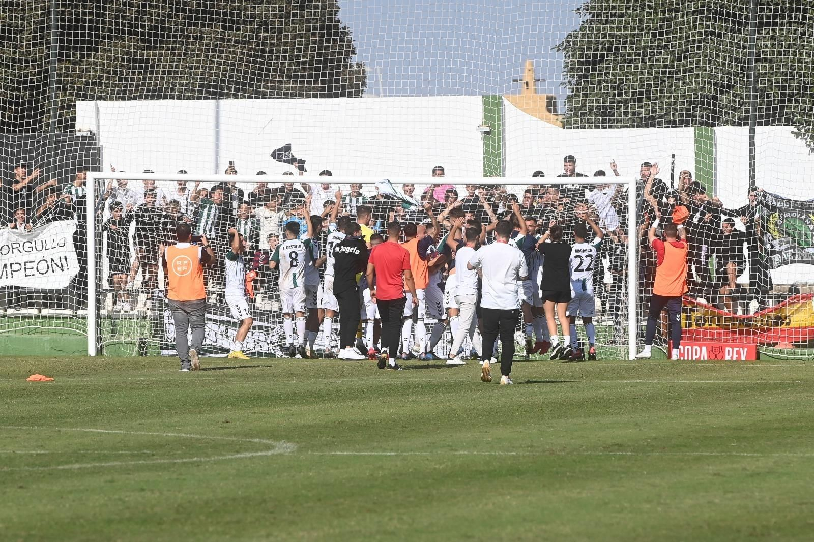 Los jugadores del Juventud Torremolinos festejan la victoria ante el Huesca con sus aficionados.