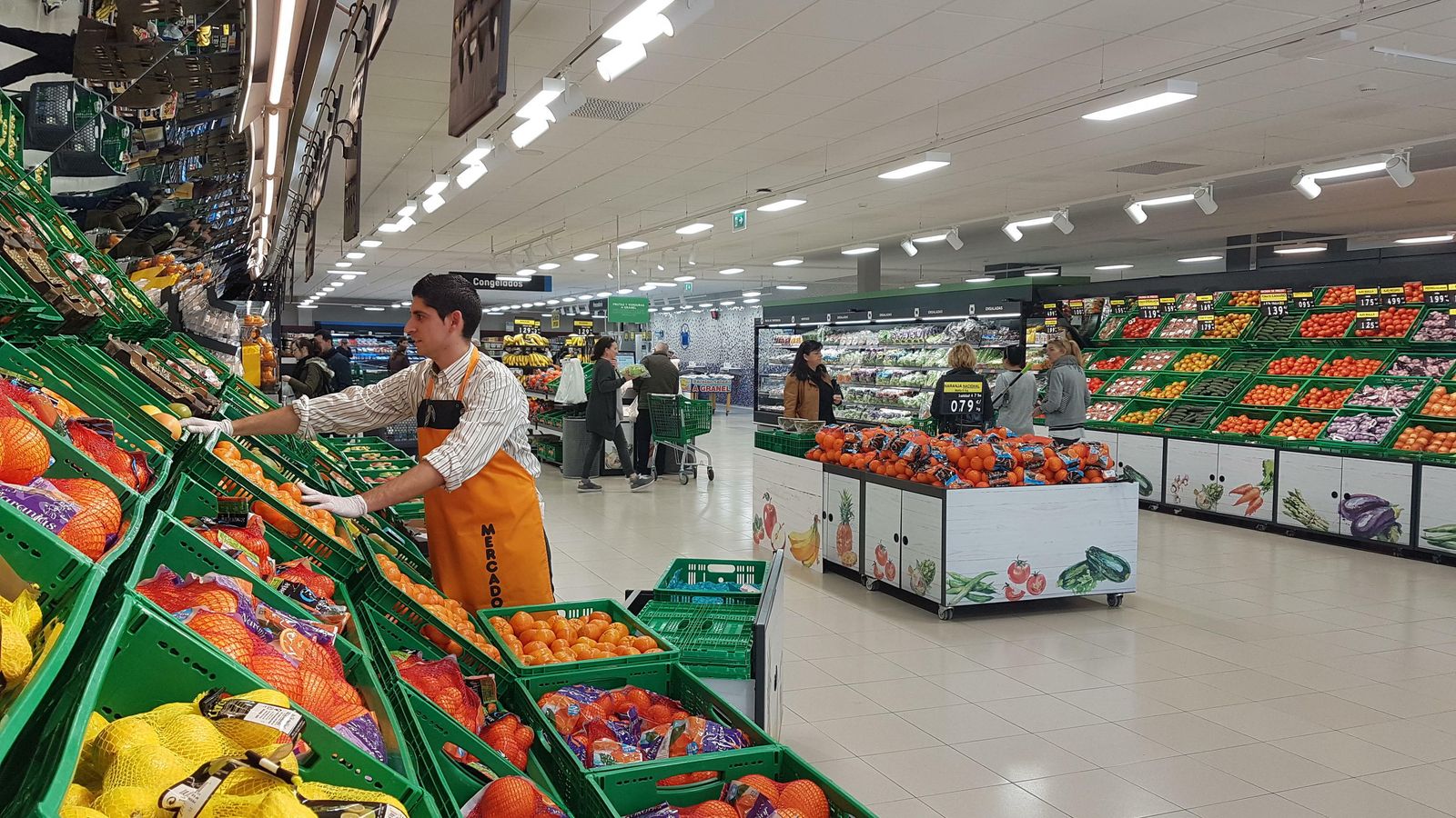 Nuevo modelo de tienda eficiente de la empresa de supermercados.