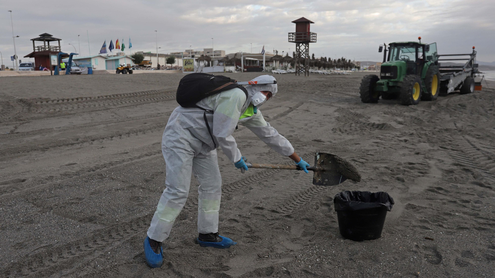 Fotos de las labores de limpieza en la playa de Santa Barbara por el nuevo vertido del 'OS 35' en La Línea
