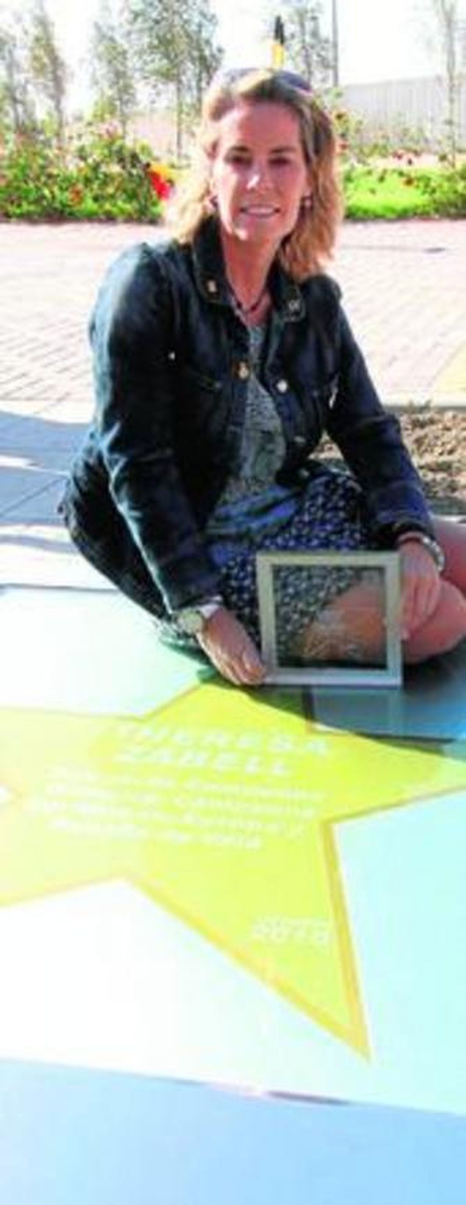 Theresa Zabell posa, ayer, junto a su estrella.