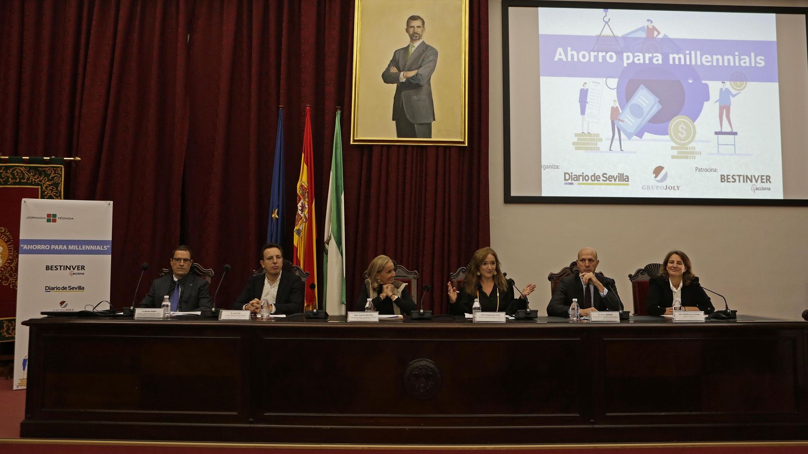 Magdalena Trillo, moderadora del encuentro, da la bienvenida a los asistentes.