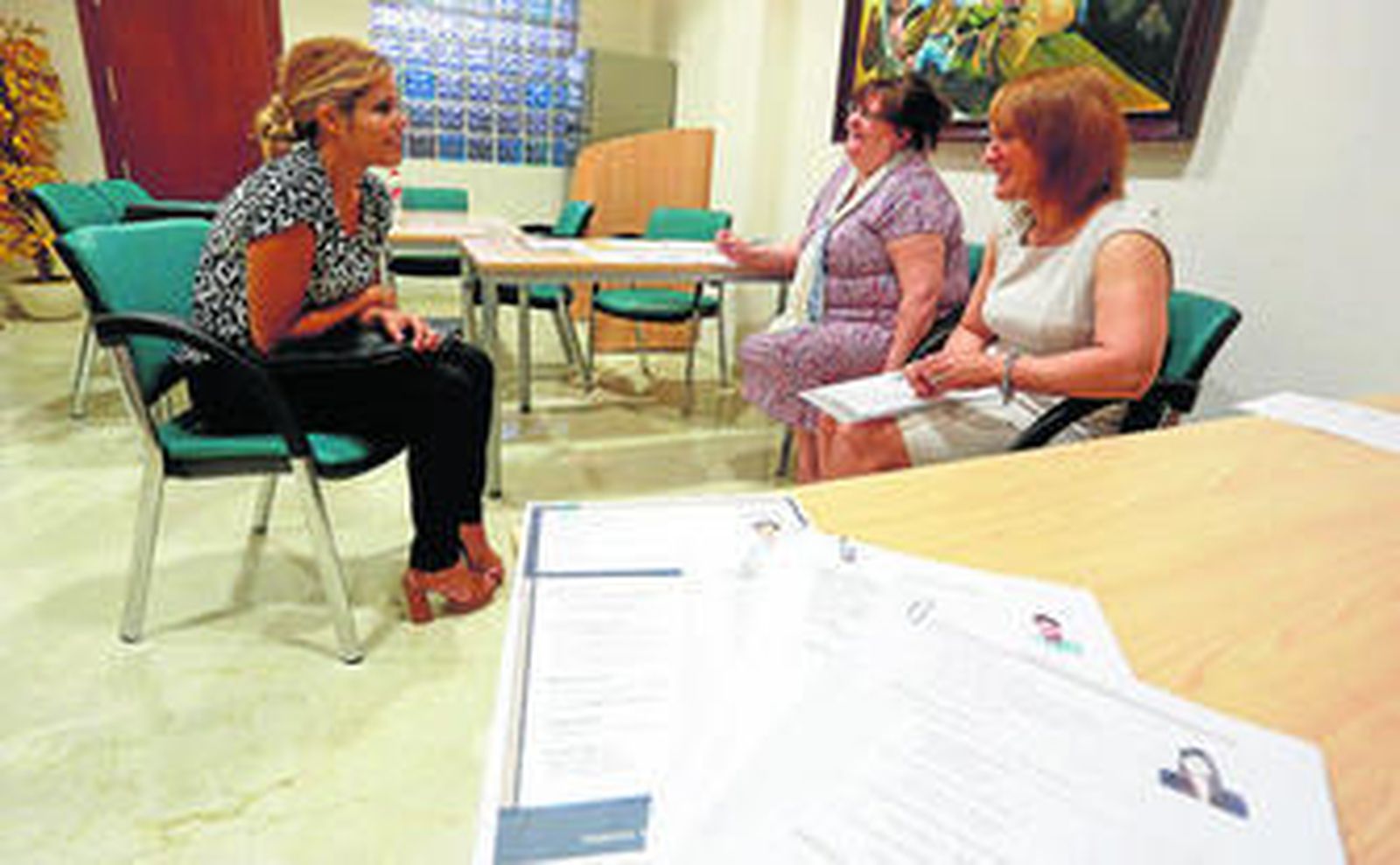 Una joven durante una entrevista de trabajo.