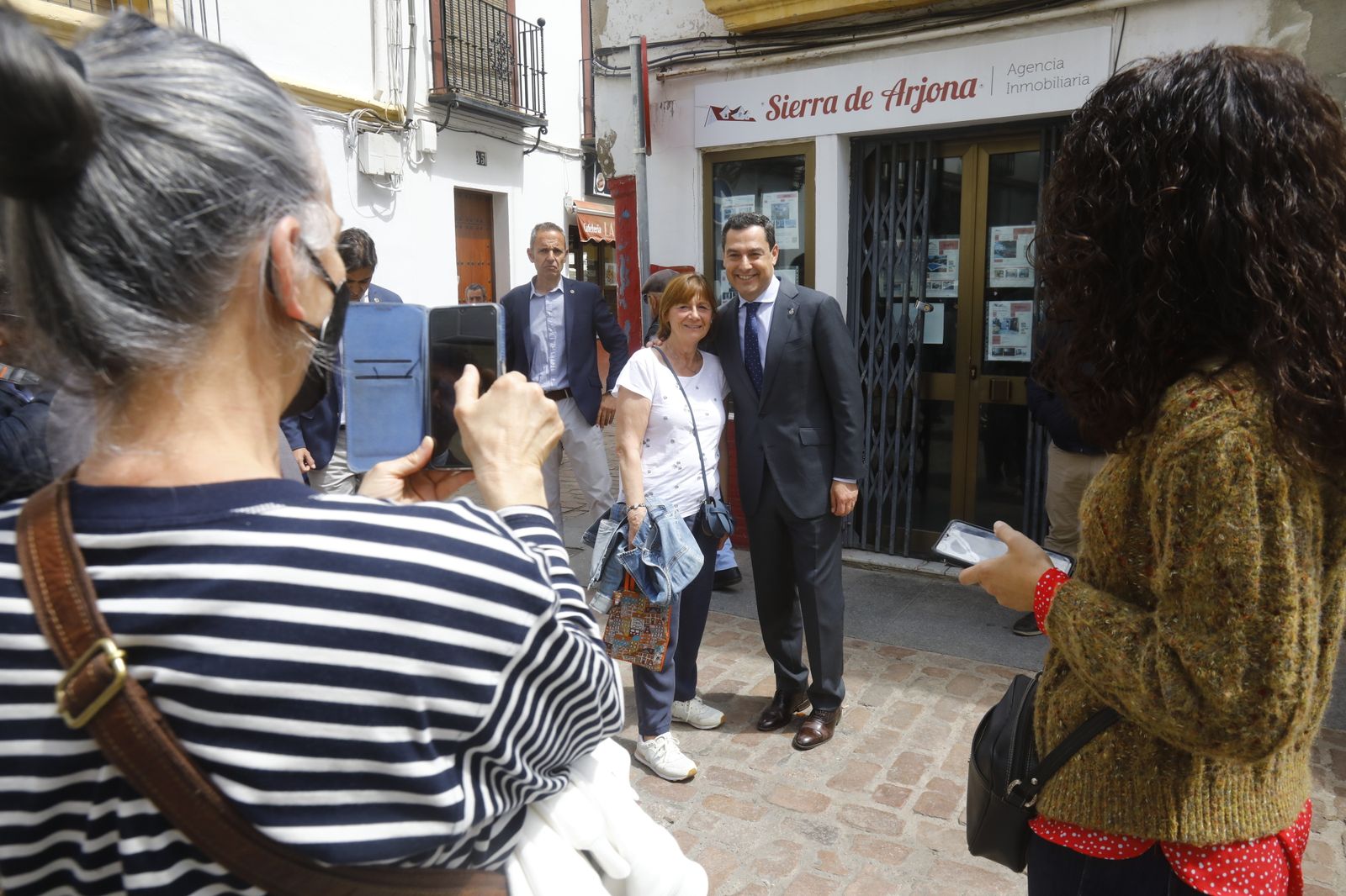 La visita de Juanma Moreno a los Patios de Córdoba, en imágenes.