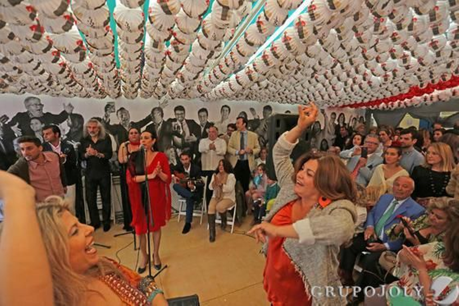 Baile por sevillanas en la conocida peña flamenca, que vive una Feria realmente espectacular.

Foto: Pascual