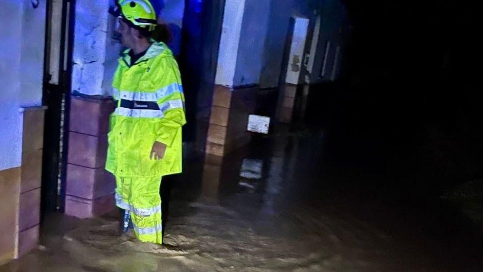 Un bombero en una de las casas desalojadas en Villamartín Un bombero en una de las casas desalojadas en Villamartín