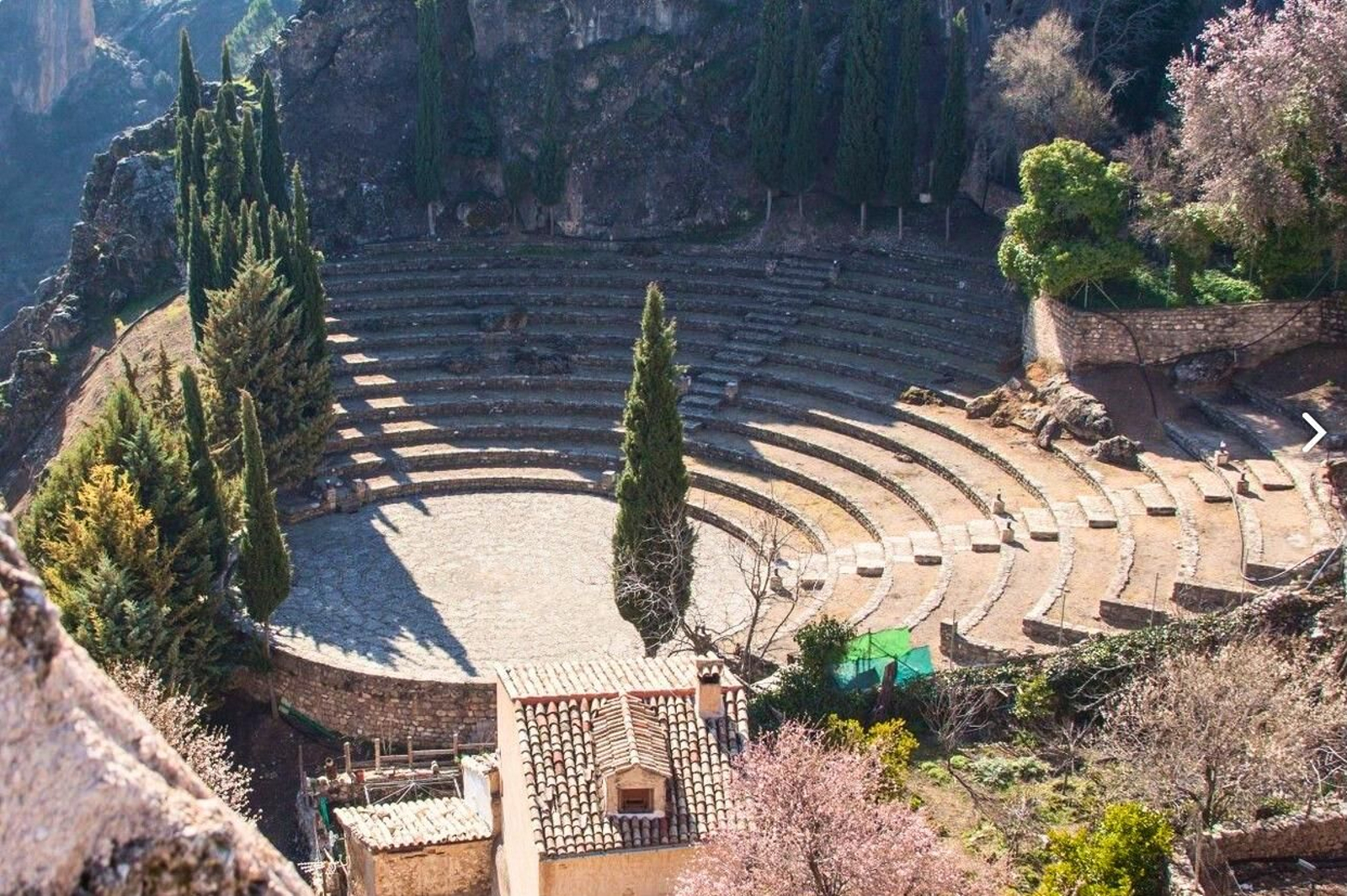 En el auditorio del Castillo de la Iruela se celebran desde conciertos hasta espectáculos de teatro.