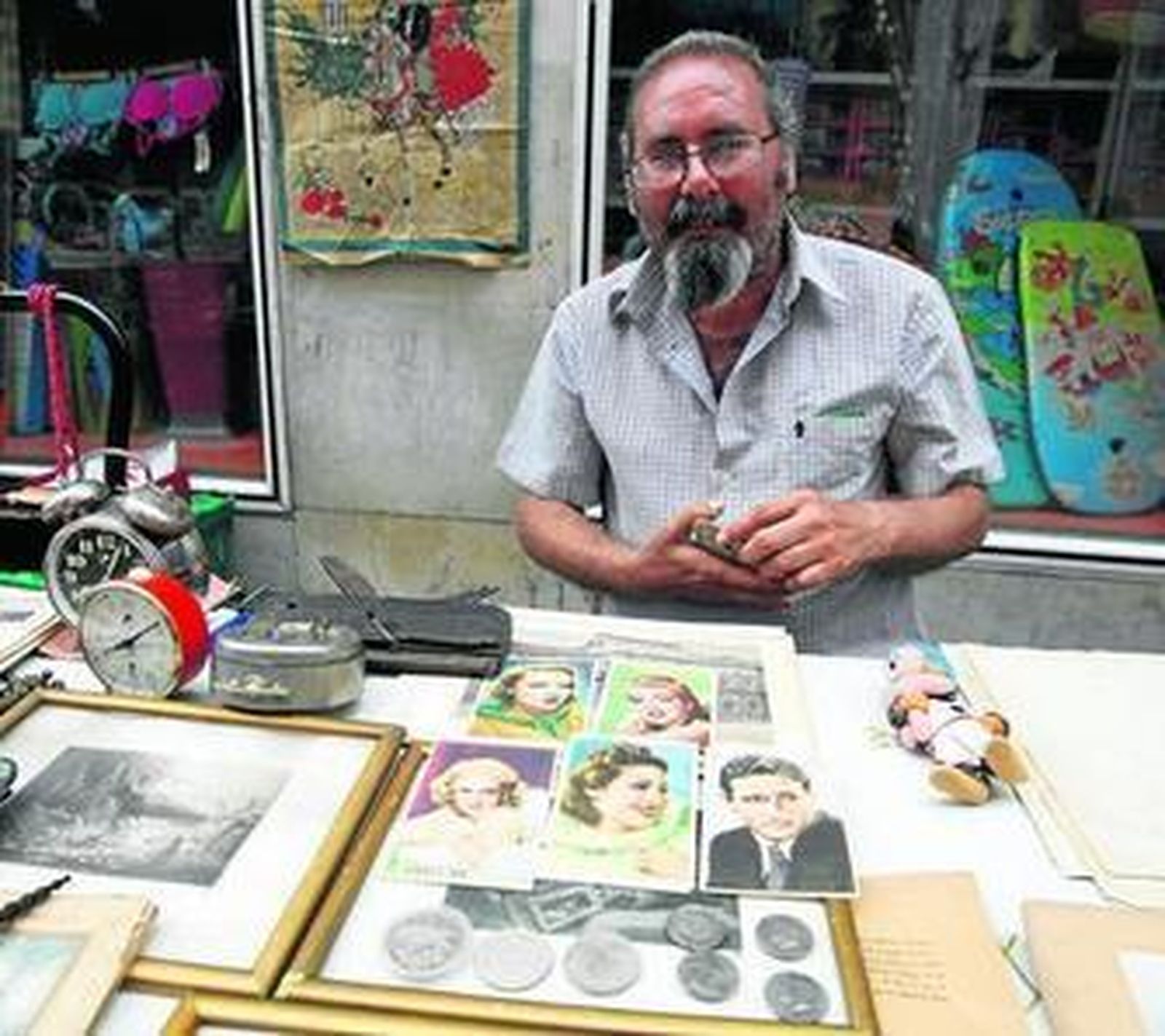 Federico Valcárcel, con monedas de Kennedy y estampas de actrices de Hollywood en el Jueves.